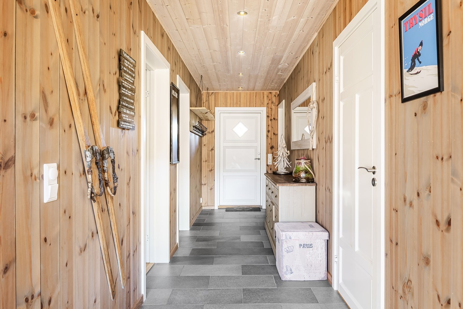 Leiligheten ligger i byggets 1. etasje med en god planløsning med et sosialt oppholdsrom, 3 soverom og bad/vaskerom. Galleribilde