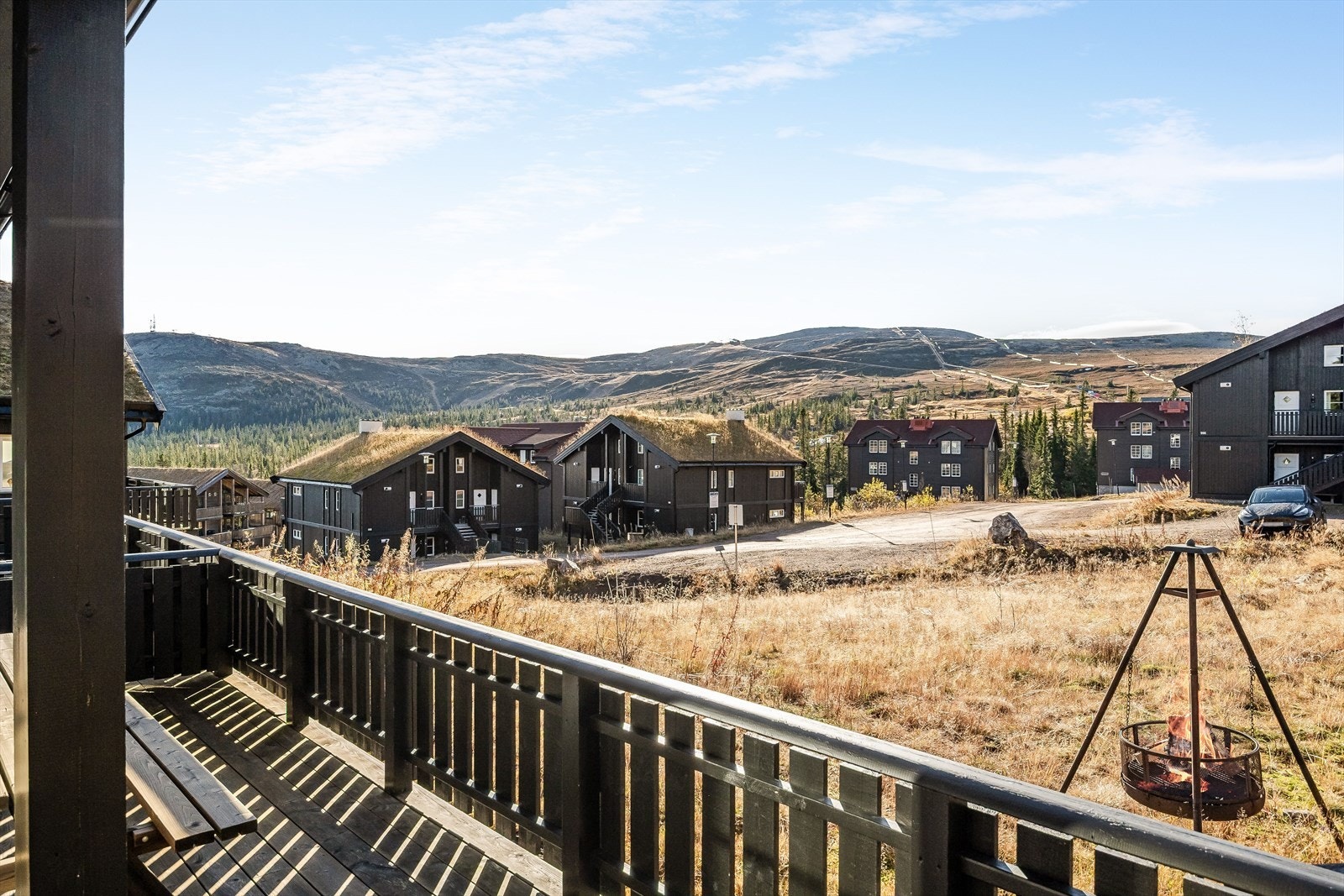 Fra stuen har du utgang til en solrik sydvendt terrasse på ca. 19m². Galleribilde