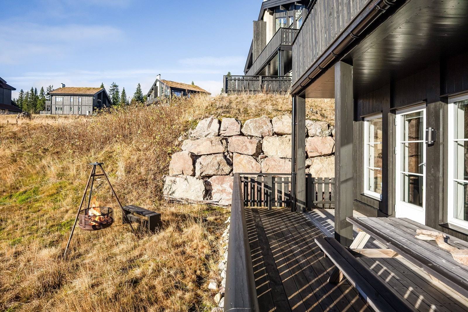 Terrassen er delvis overbygget, har terrassebord på gulv og god plass til sittegruppe etter eget ønske og behov. Galleribilde