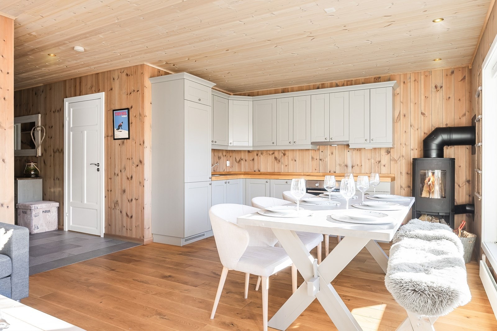 Kjøkkenet ligger i en fin og sosial åpen løsning med stuen. Galleribilde