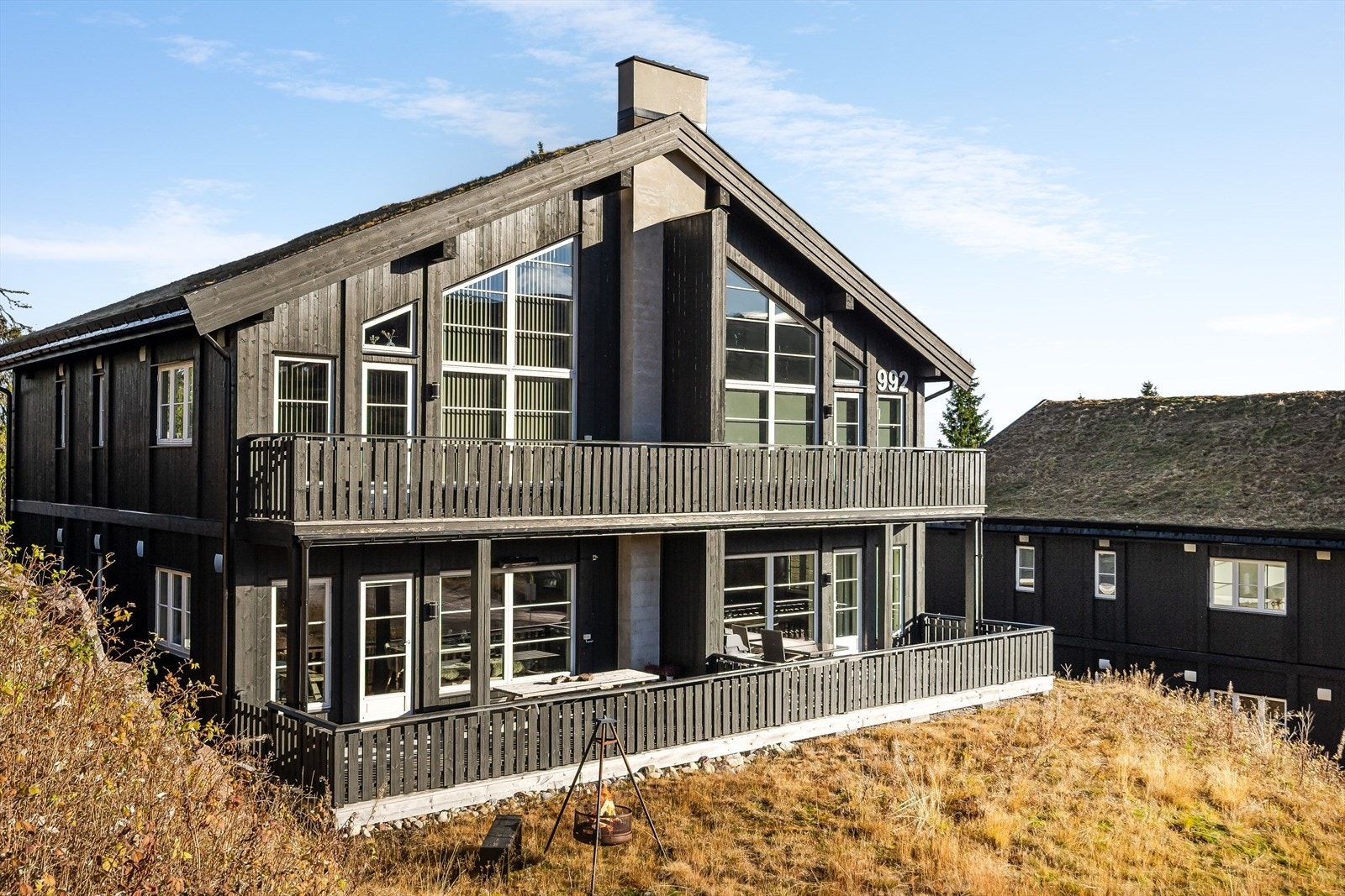 Leilighetens sentrale beliggenhet på Kvilsten gjør at du lett sklir ut i Norges største alpinanlegg. Eiendommen ligger ca. 810 moh. og har ski inn/ ski ut til alpinbakken som ligger ca. 300 meter fra hytteveggen. Galleribilde