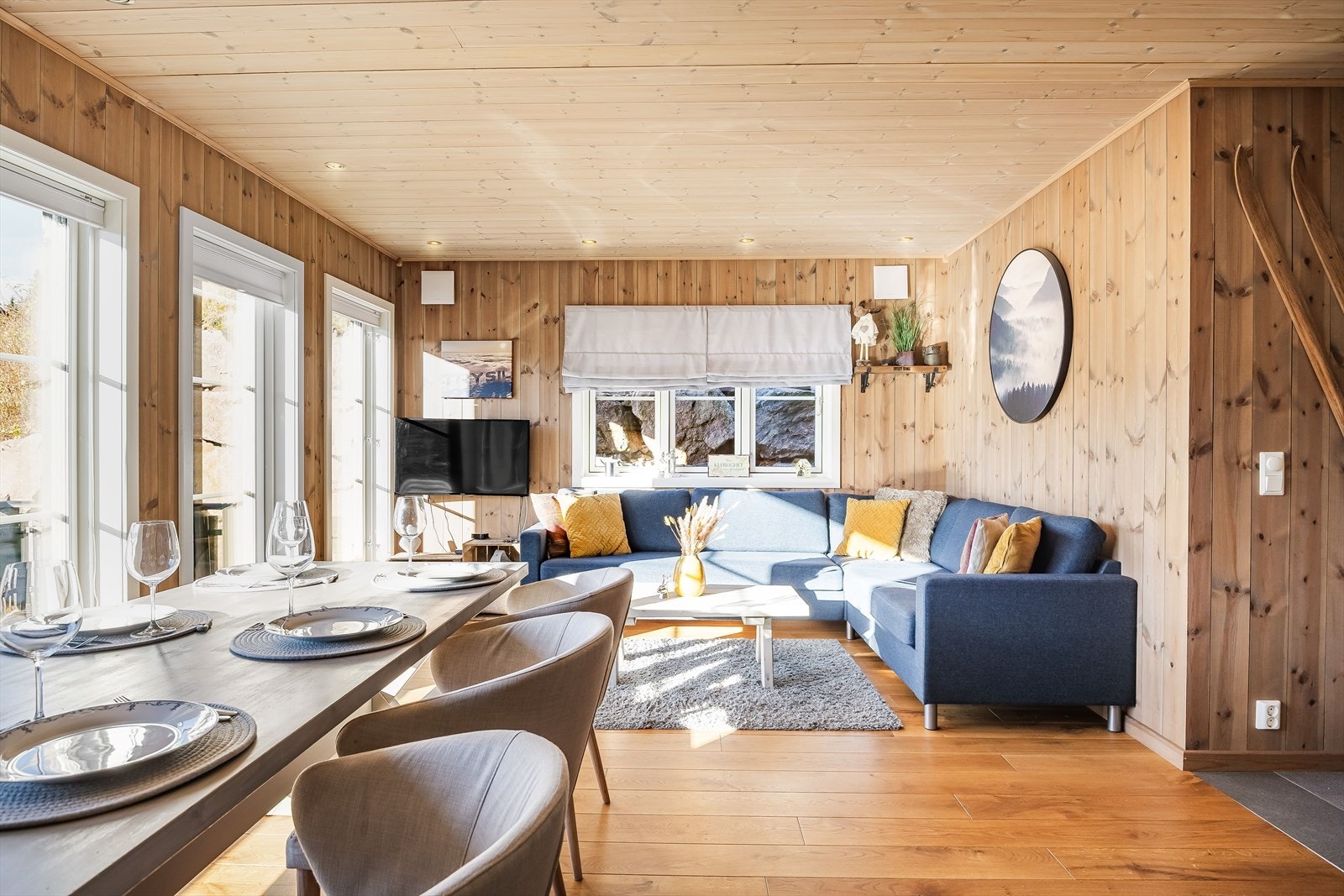 Stuen er enkel å møblere med sofagruppe med salongbord og et stort spisebord i tilknytning til kjøkkenet. Galleribilde