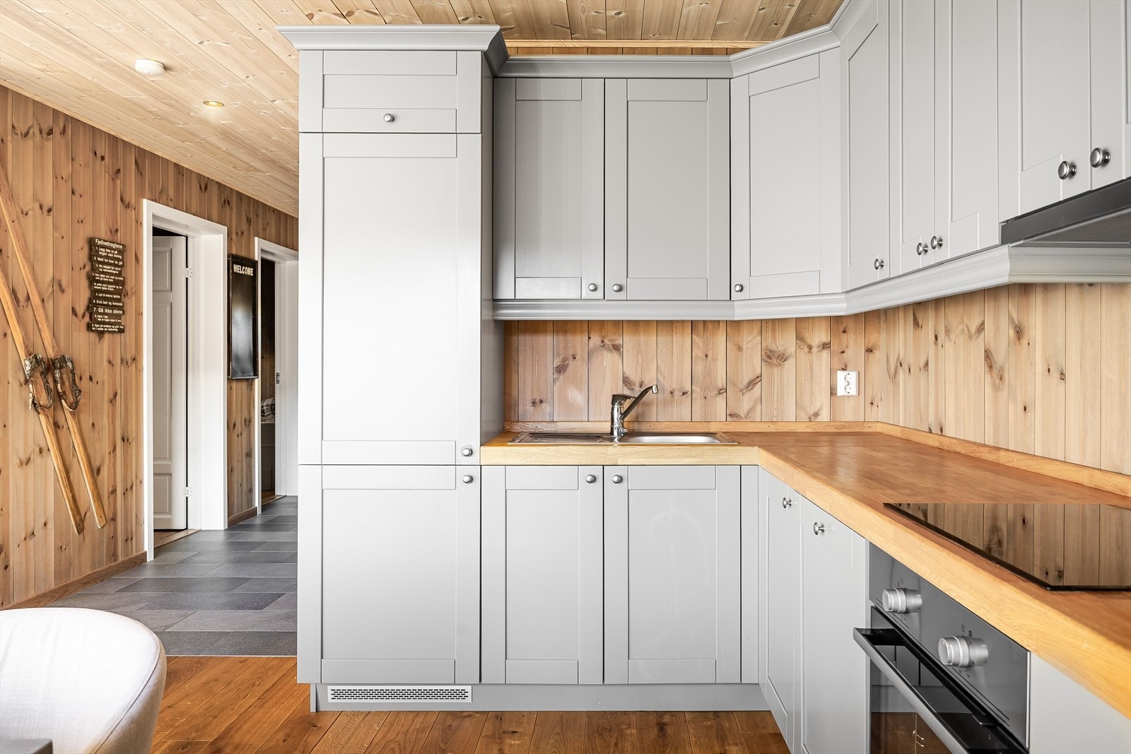 Kjøkkenet er fullt utstyrt med medfølgende integrerte hvitevarer som platetopp, stekeovn, oppvaskmaskin og kjøleskap med frysedel. Galleribilde