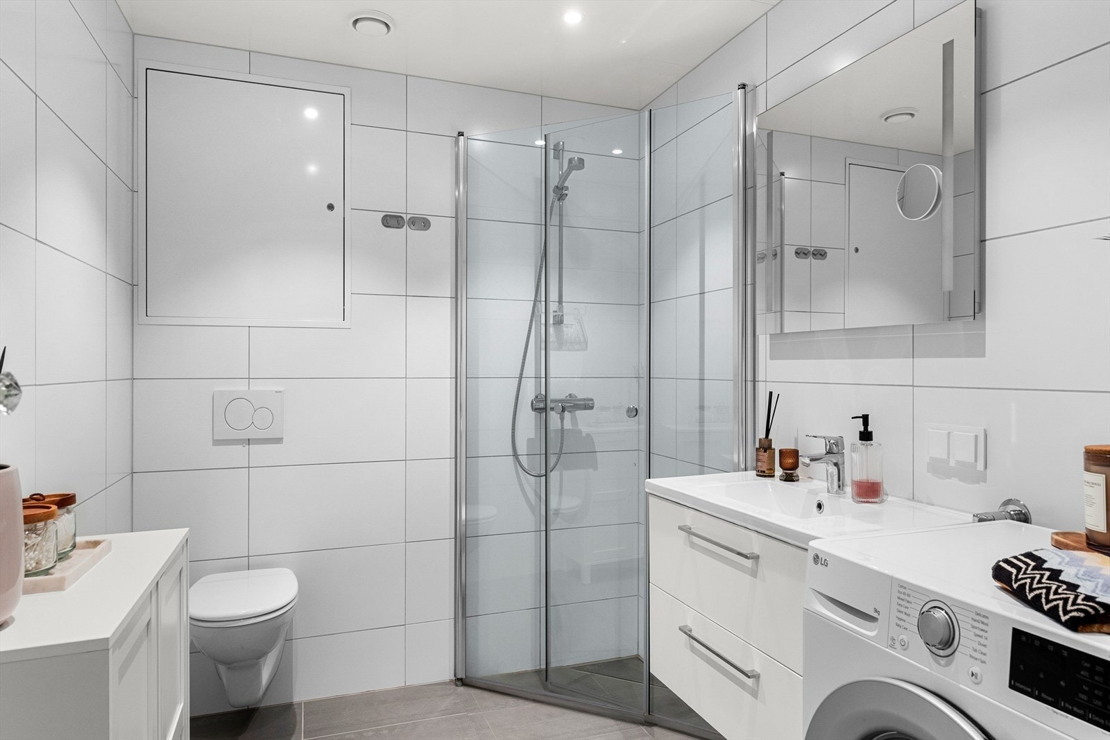 Pent flislagt bad med tidsriktige løsninger. Også badet er vurdert til TG-0 av takstmann. Galleribilde