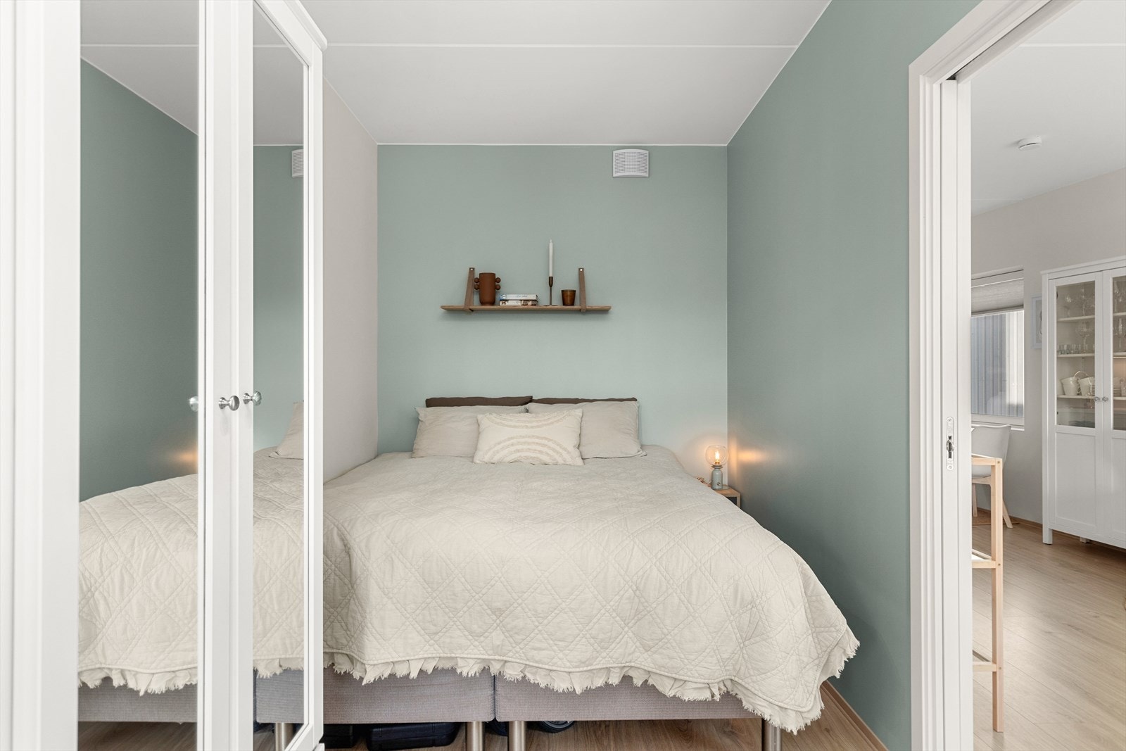 Boligen har to soverom, dette soverommet måler 10 m² og har god plass til dobbeltseng og garderobeløsninger. Galleribilde