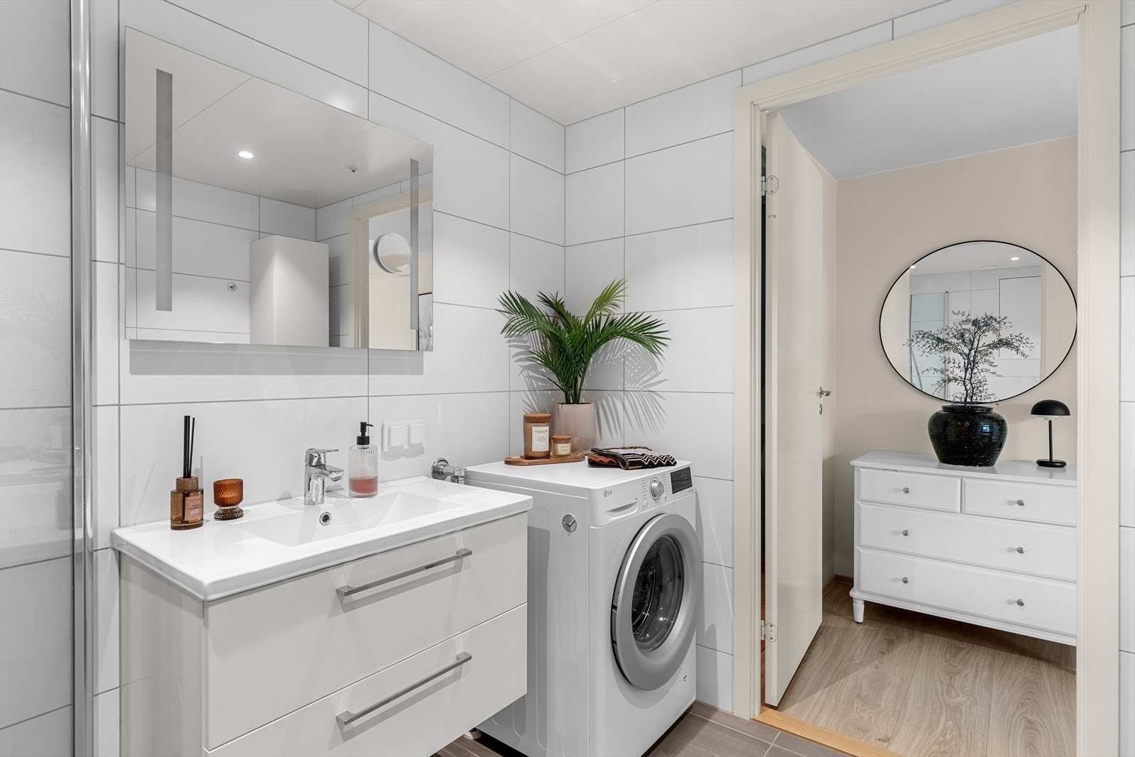 Badet måler hele 5 m², og har opplegg for vaskemaskin. Galleribilde