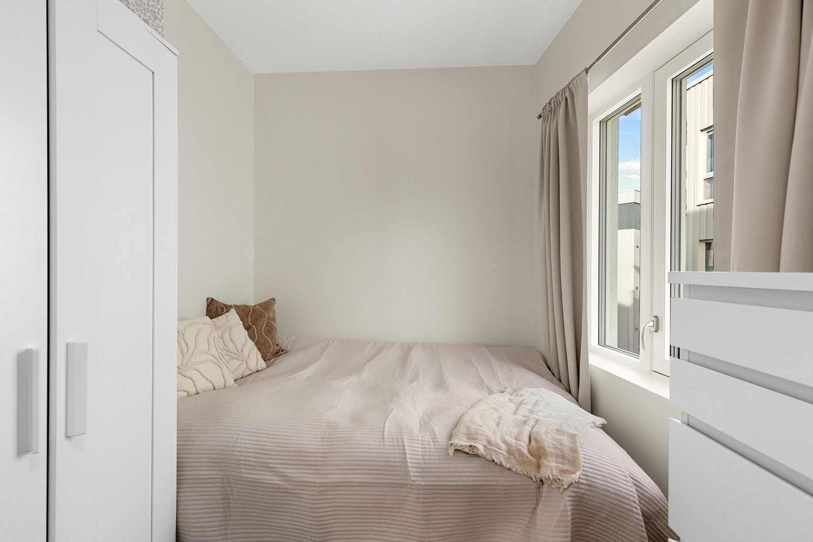 Dette er boligens andre soverom, også her er det plass til både dobbeltseng og oppbevaringsmuligheter. Galleribilde