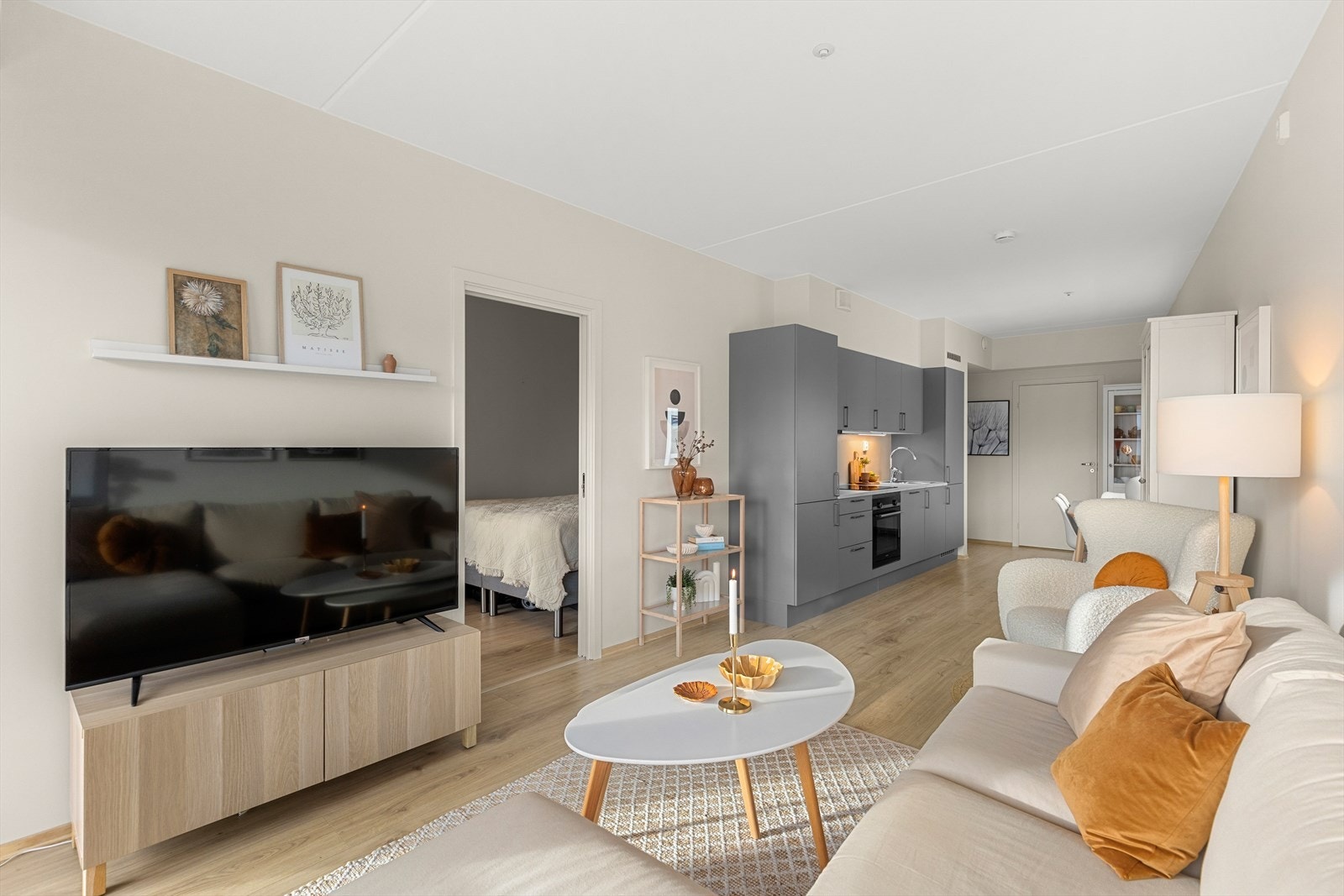 Åpen stue- og kjøkkenløsning på hele 27 m². Galleribilde