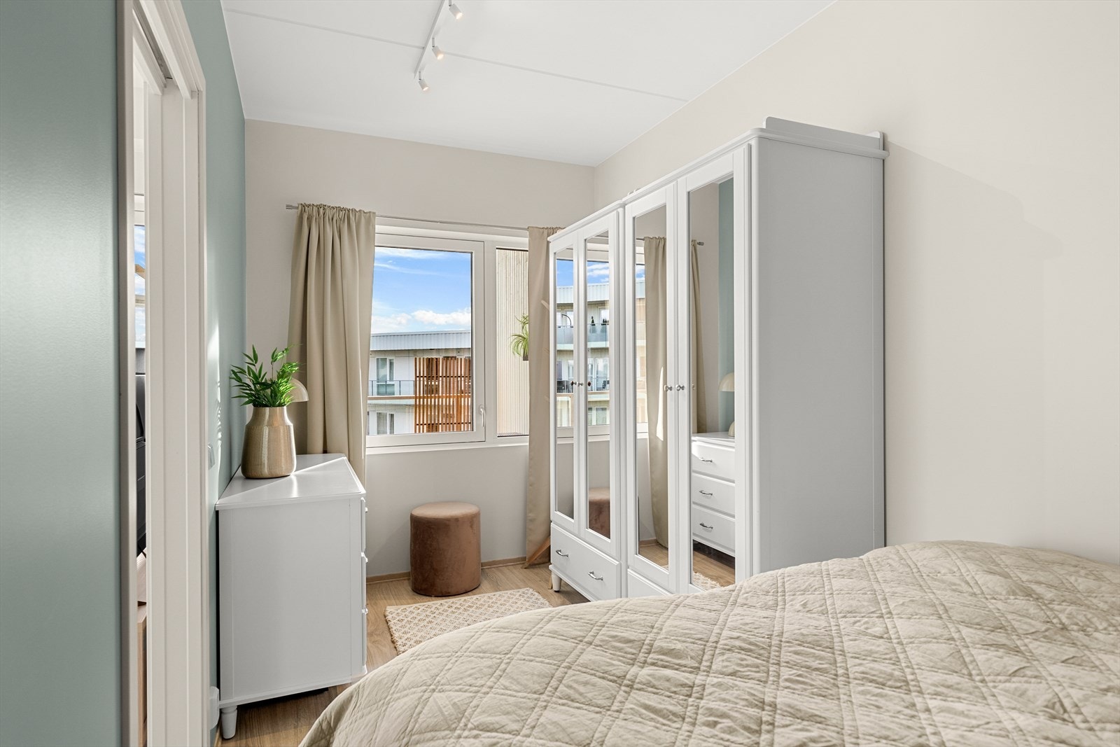 Rommet har en luftig og god romfølelse med de store vindusflatene som slipper inn rikelig med naturlig lys. Galleribilde