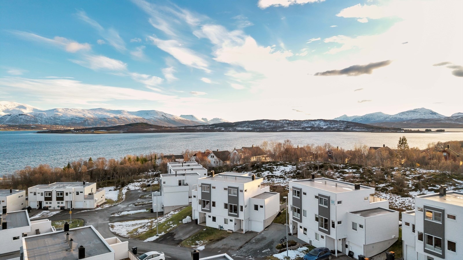 Boligen ligger plassert fint til med gode sol- og lysforhold Galleribilde
