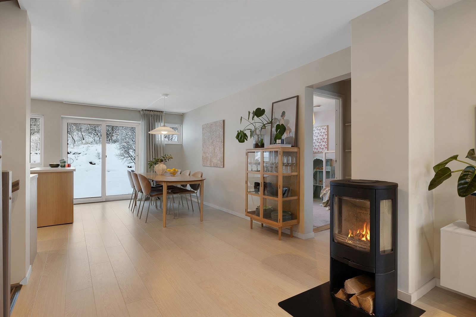 Ildsted plassert sentralt i midtplanet Galleribilde
