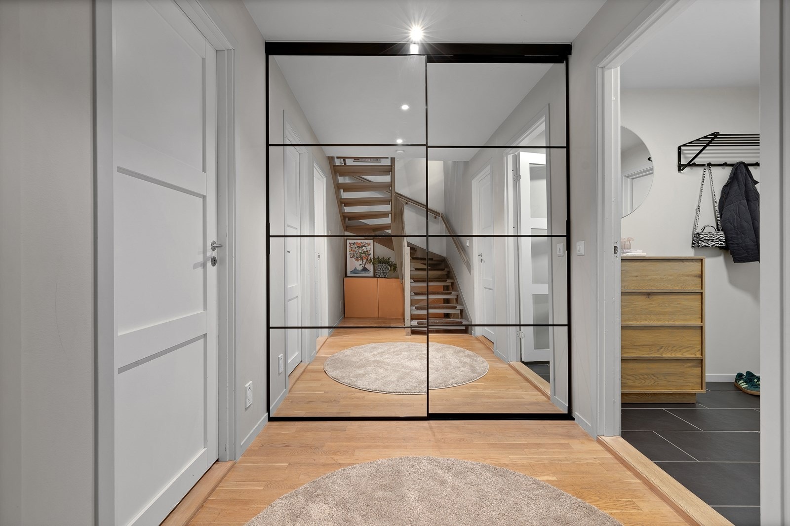 Praktisk skyvedørsgarderobe i gangen Galleribilde