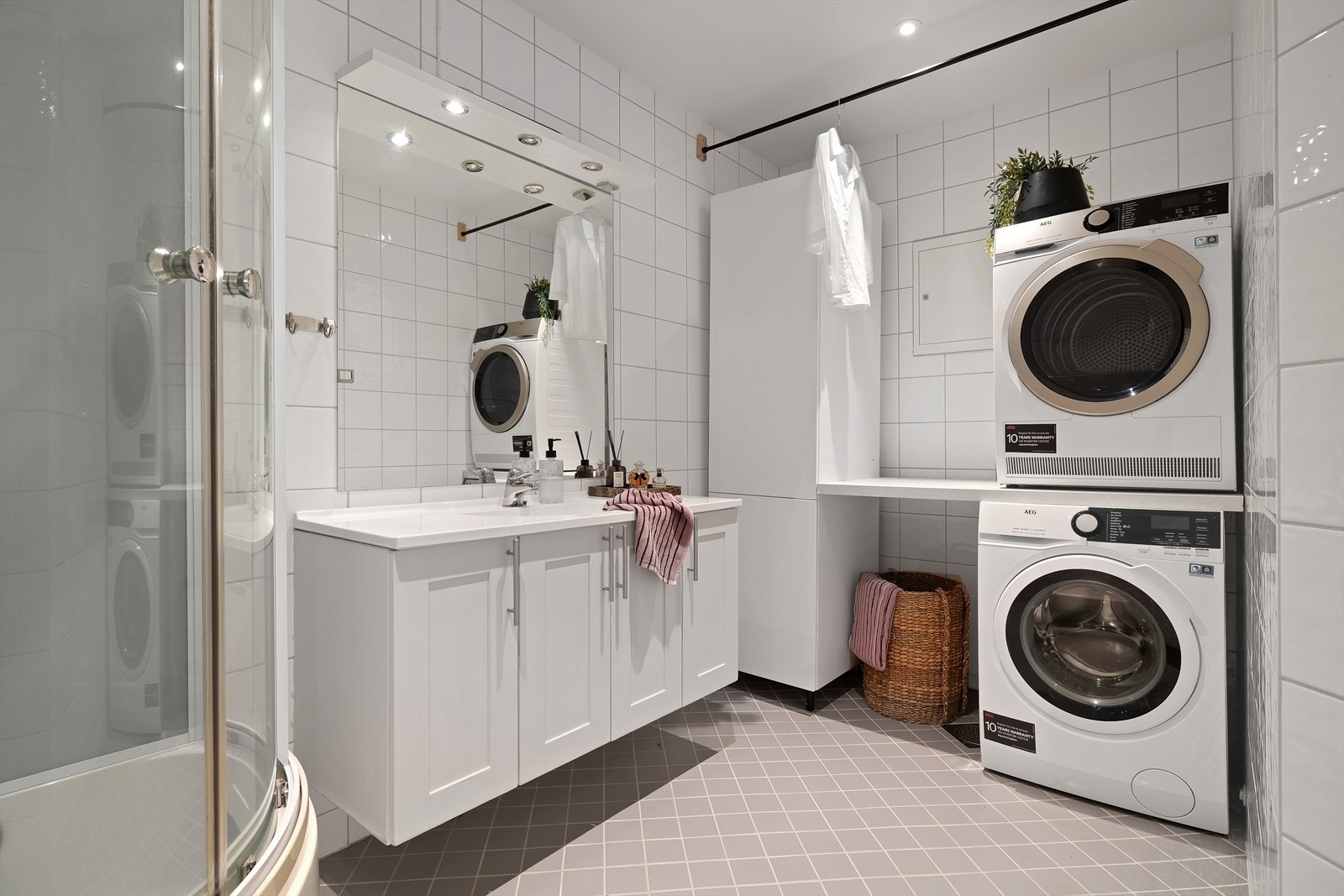Badet er komplett flislagt og har varmekabler i gulv Galleribilde