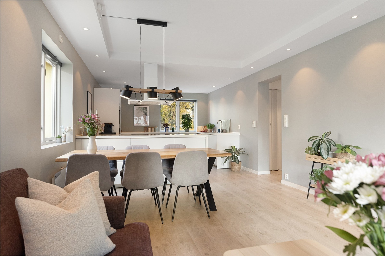 Leiligheten har et flott, moderne kjøkken med masser av lysinnslipp Galleribilde