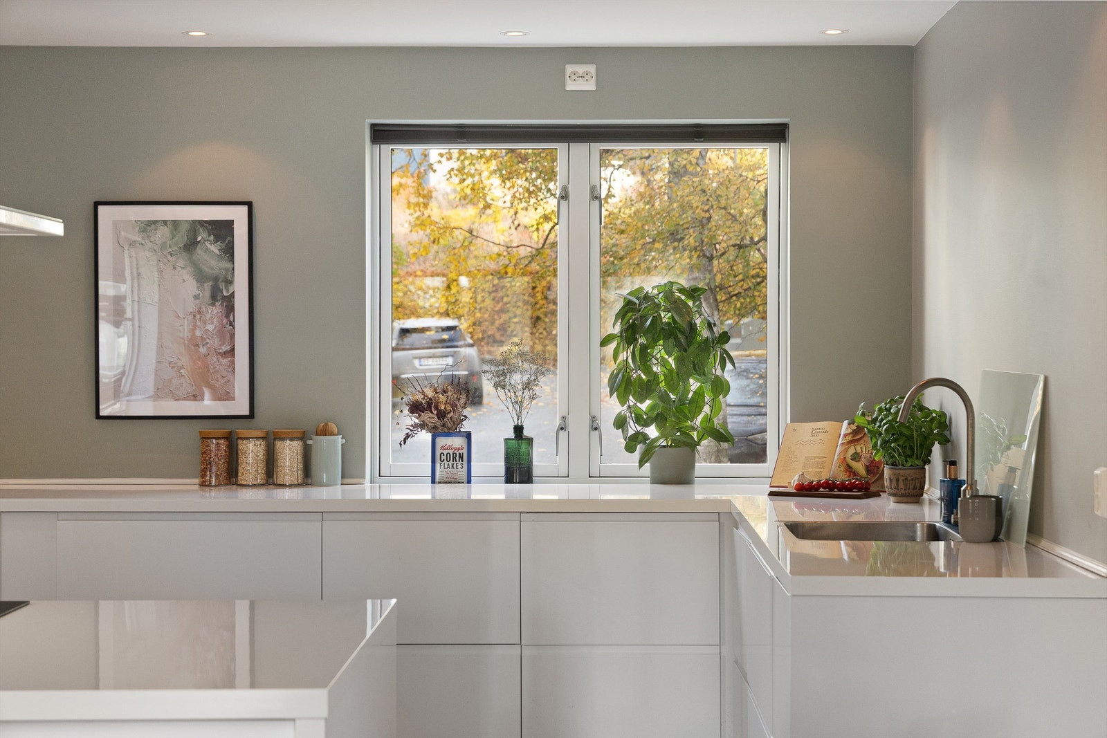 Godt med oppbevaring og mye benkeplass Galleribilde