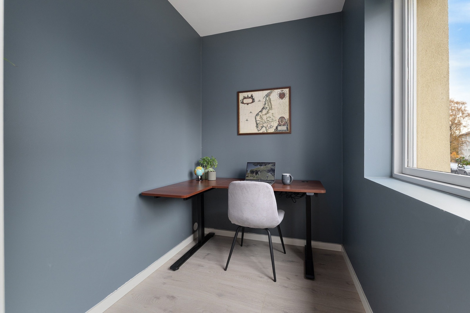 Skjermet kontor som fint kan innredes som en garderobe om man ønsker ytterligere lagringsplass Galleribilde