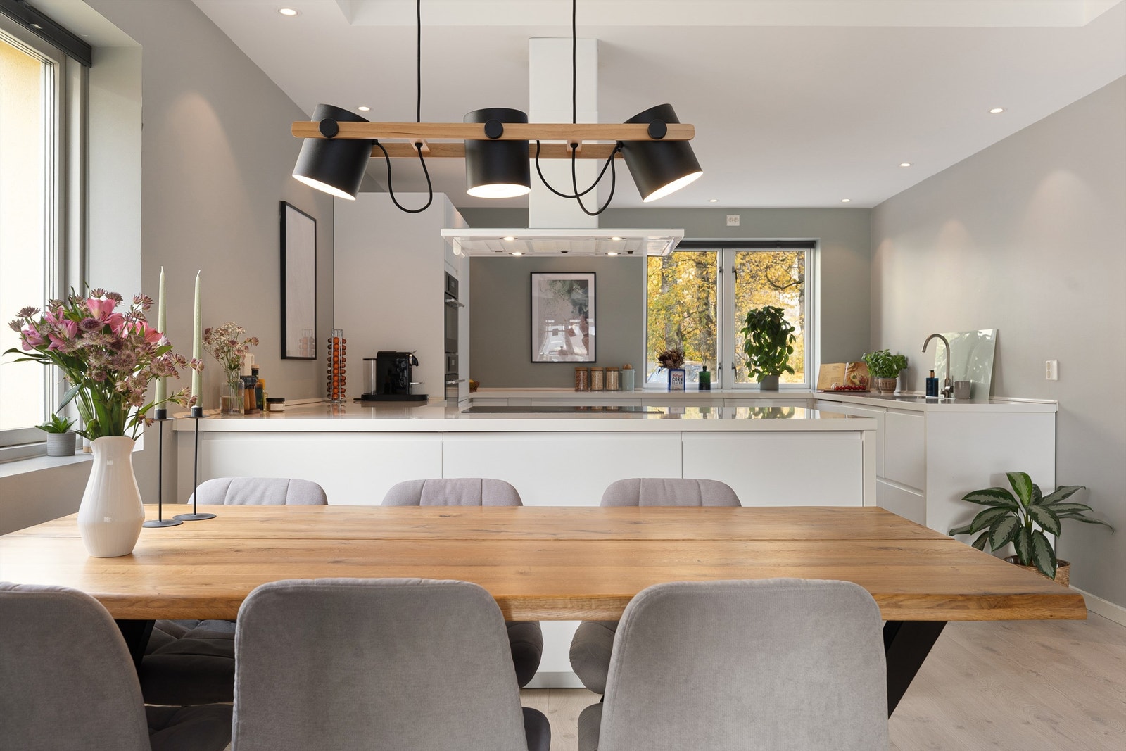 Den åpne stue- og kjøkkenløsningen har god plass til både spisestue og "sofakrok" Galleribilde