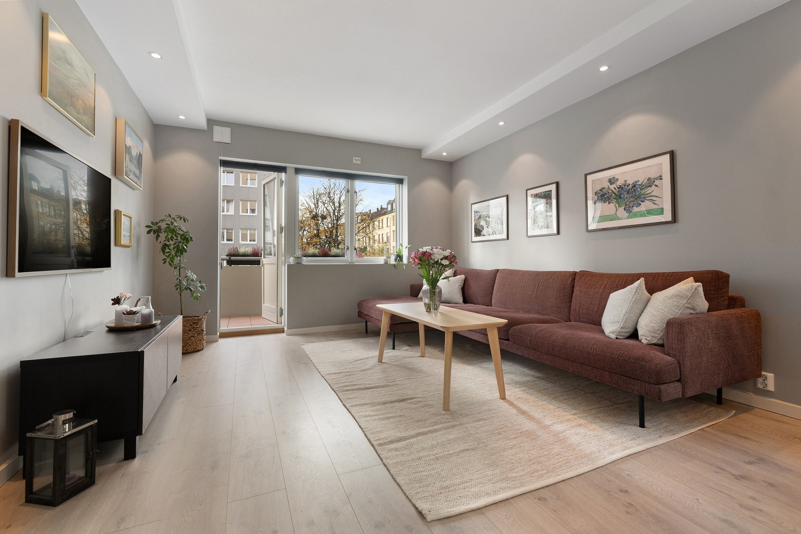 Fra stuen er det direkte utgang til en sydvestvendt balkong Galleribilde