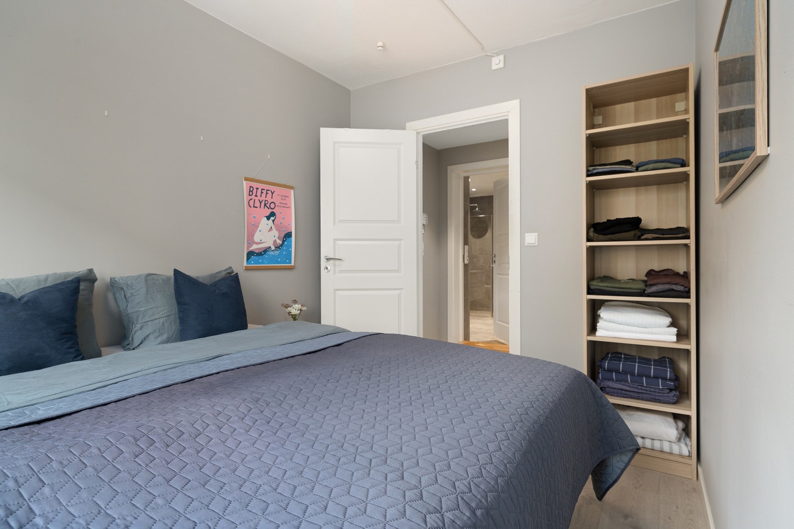 Godt med lysinnslipp fra store vindusflater Galleribilde