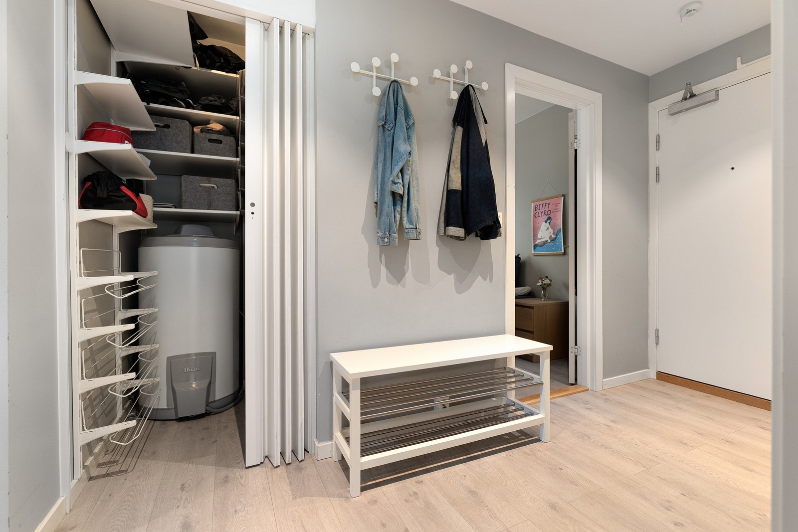 God plass til jakker og sko, samt direkte adkomst til innvendig bod som gir god plass til alt du måtte ønske å "gjemme unna" Galleribilde