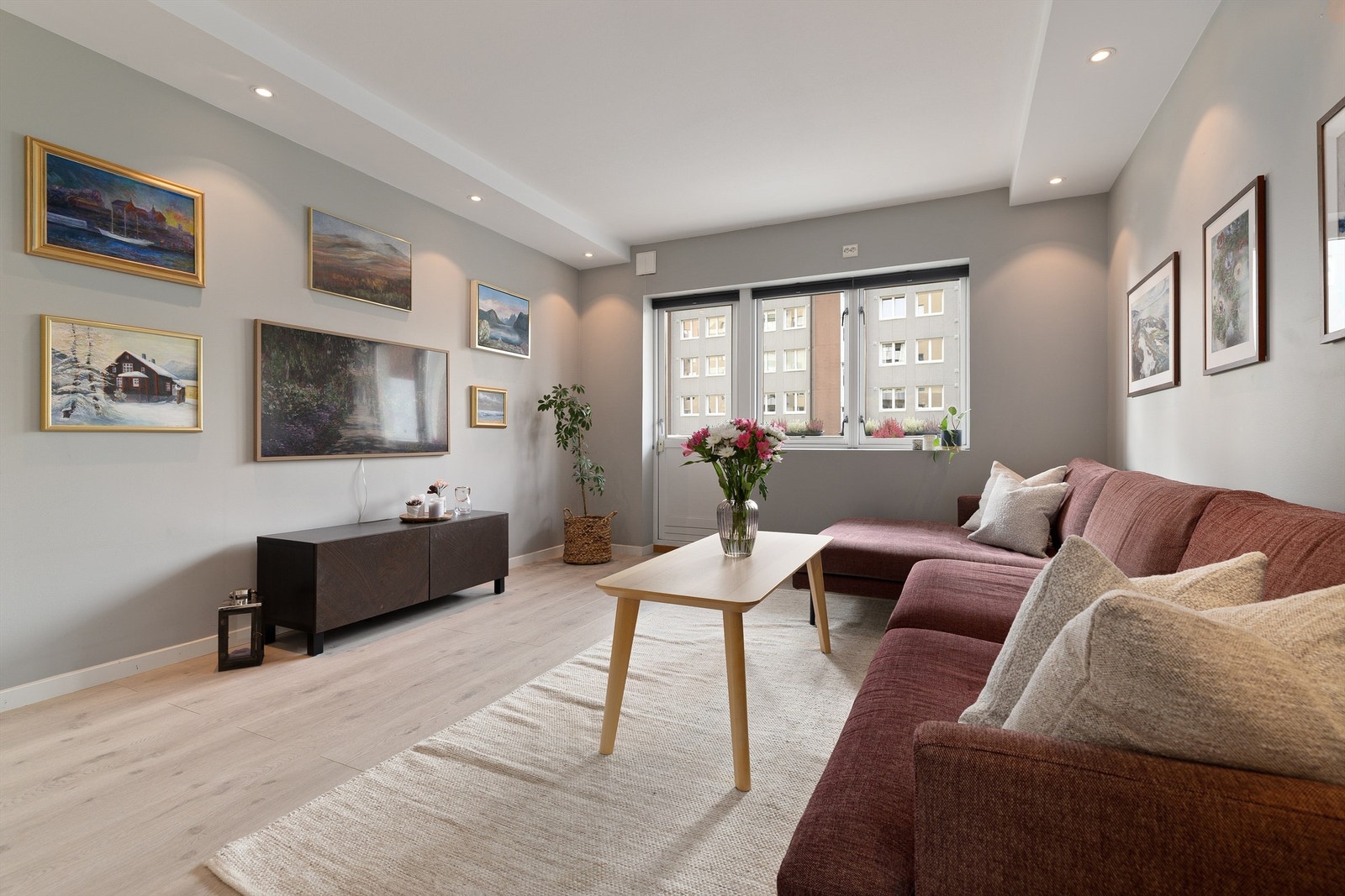 Det er montert downlights i himling langs vegg i stue og på kjøkkenet som sørger for gode lysforhold som enkelt kan settes etter ønsket stemning Galleribilde