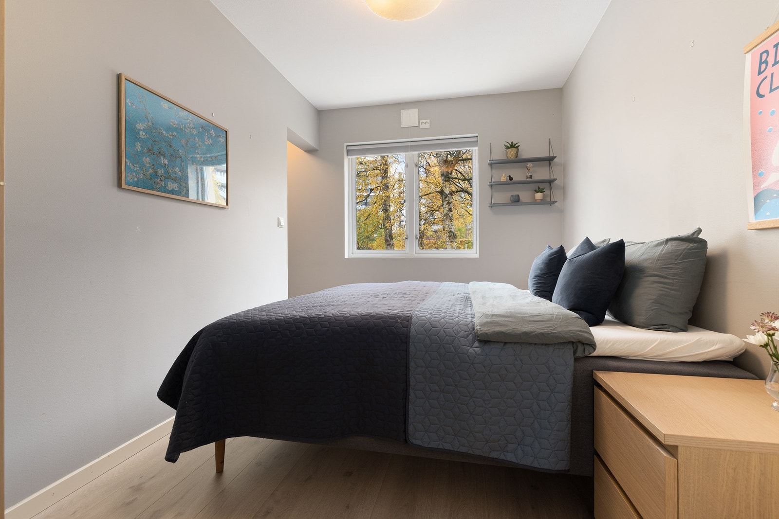 Boligens største soverom er av god størrelse og har rikelig med plass til dobbeltseng og tilhørende nattbord Galleribilde