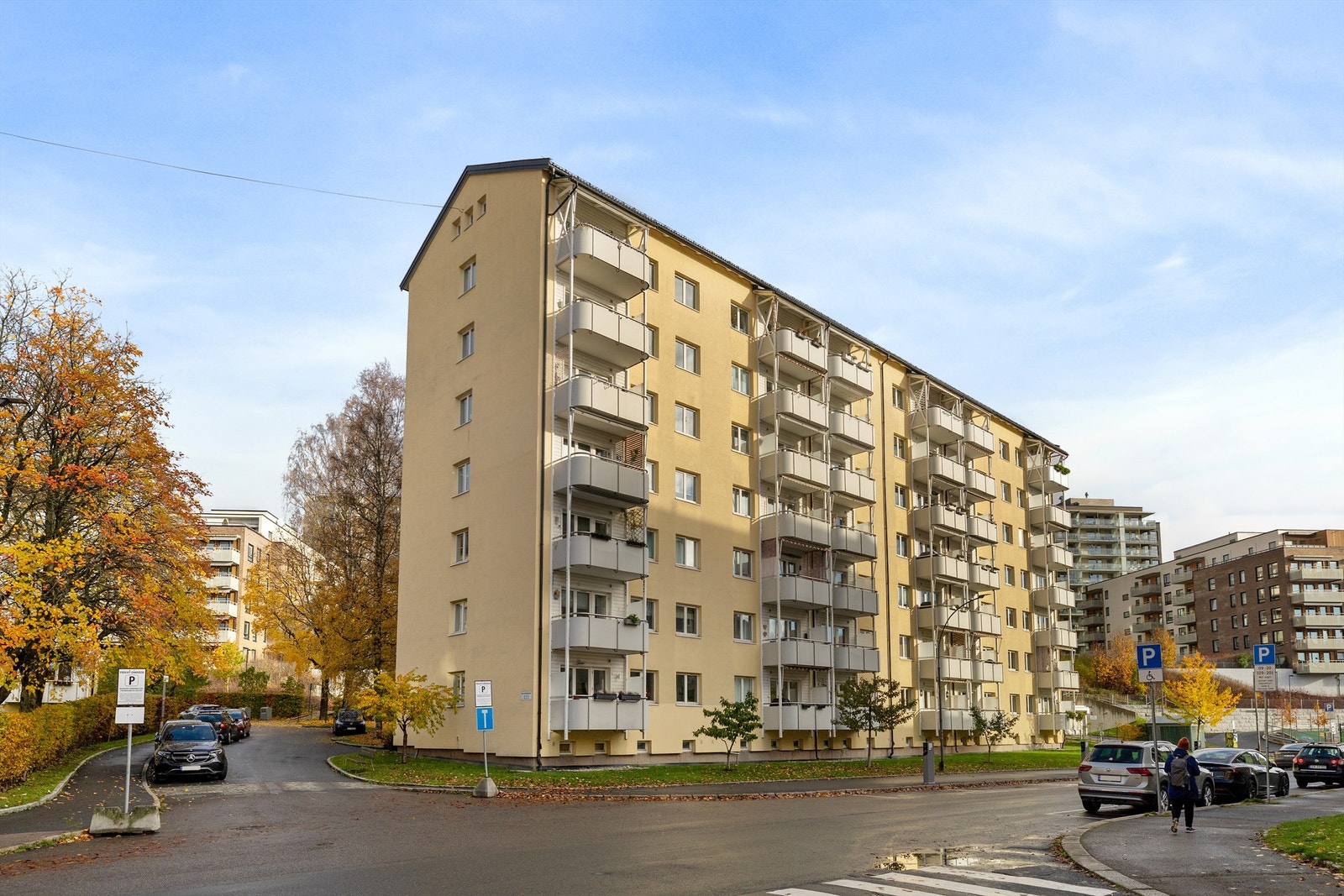 Fasaden - adkomst via felles trappeoppgang med heis, veldig praktisk for småbarn, firbente venner eller de som ikke er så glad i trapper! Galleribilde