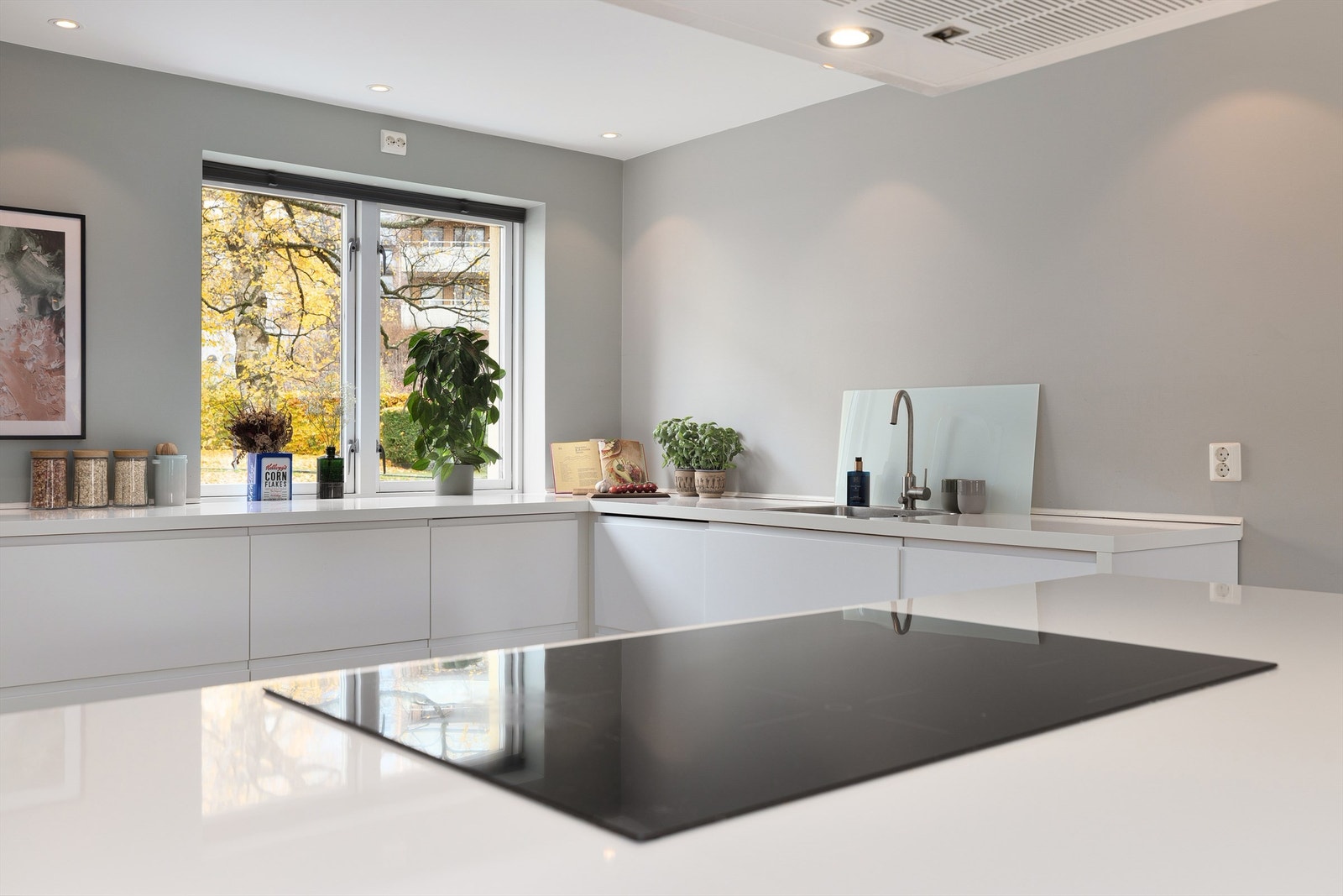 I og med at kjøkkenet er i åpen løsning med stuen tilfredsstilles mange behov - for deg som ønsker en egen sone for matlagingen og for deg som ønsker et åpent og sosialt rom Galleribilde