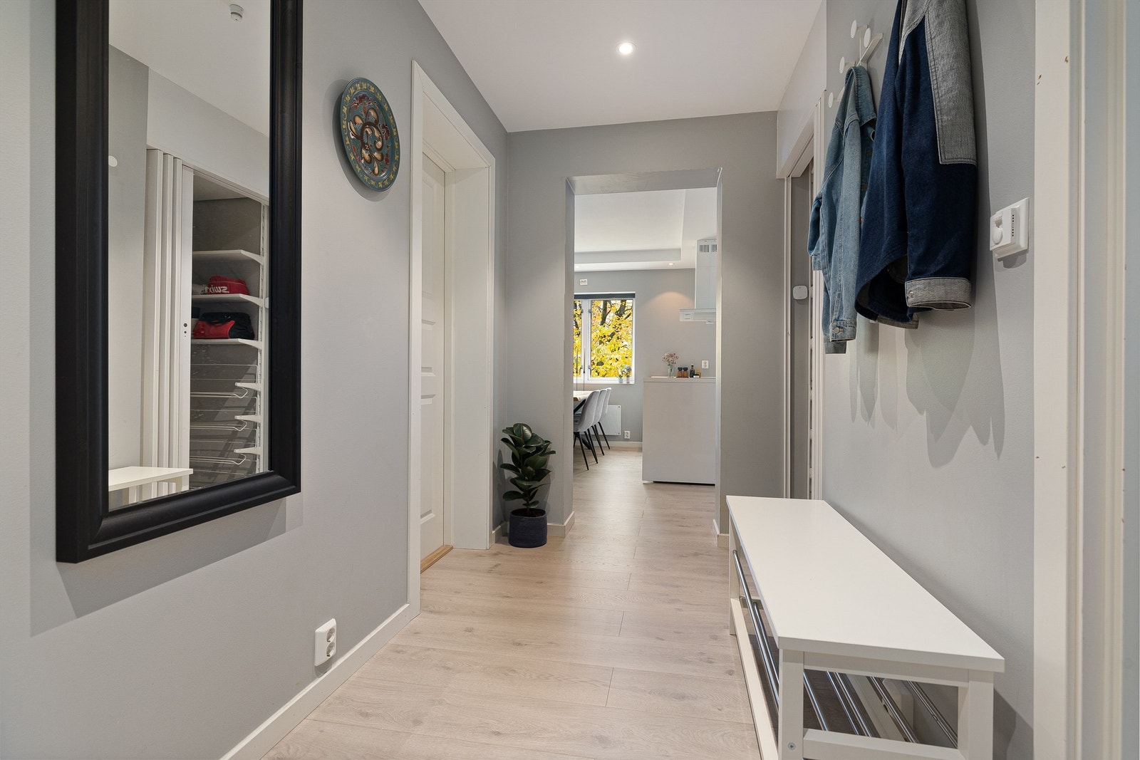 Lys og innbydende entré med malte veggflater Galleribilde