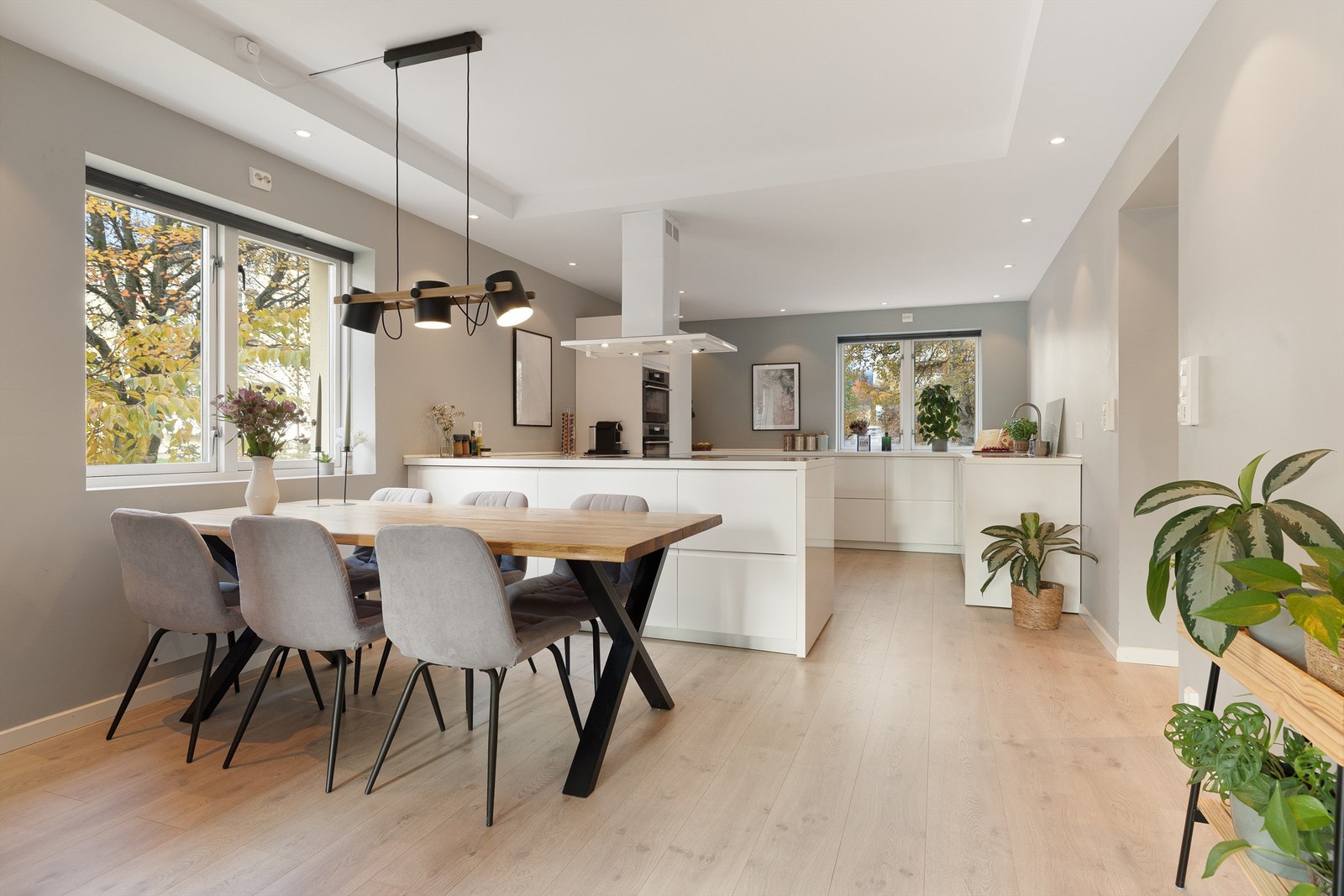 Velkommen til Birch-Reichenwalds gate 24 - presentert av Jan Robert Ottesen i Krogsveen Galleribilde