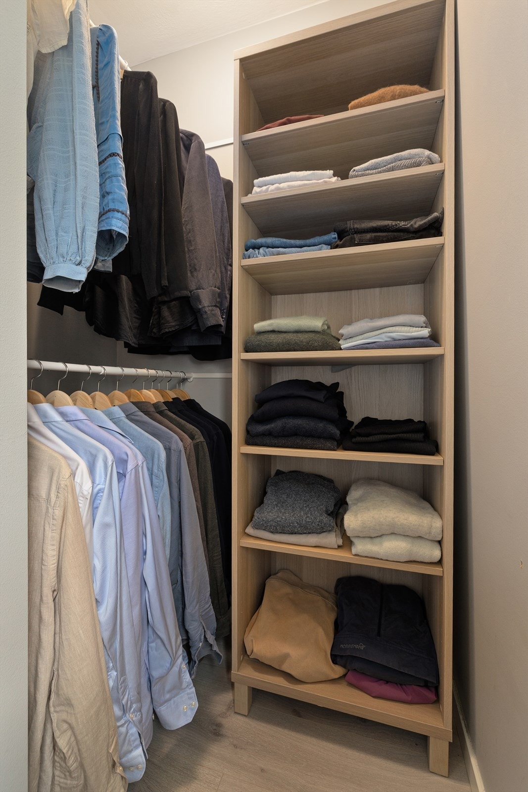 Direkte fra soverommet er det adkomst til en skjermet, åpen garderobeløsning Galleribilde