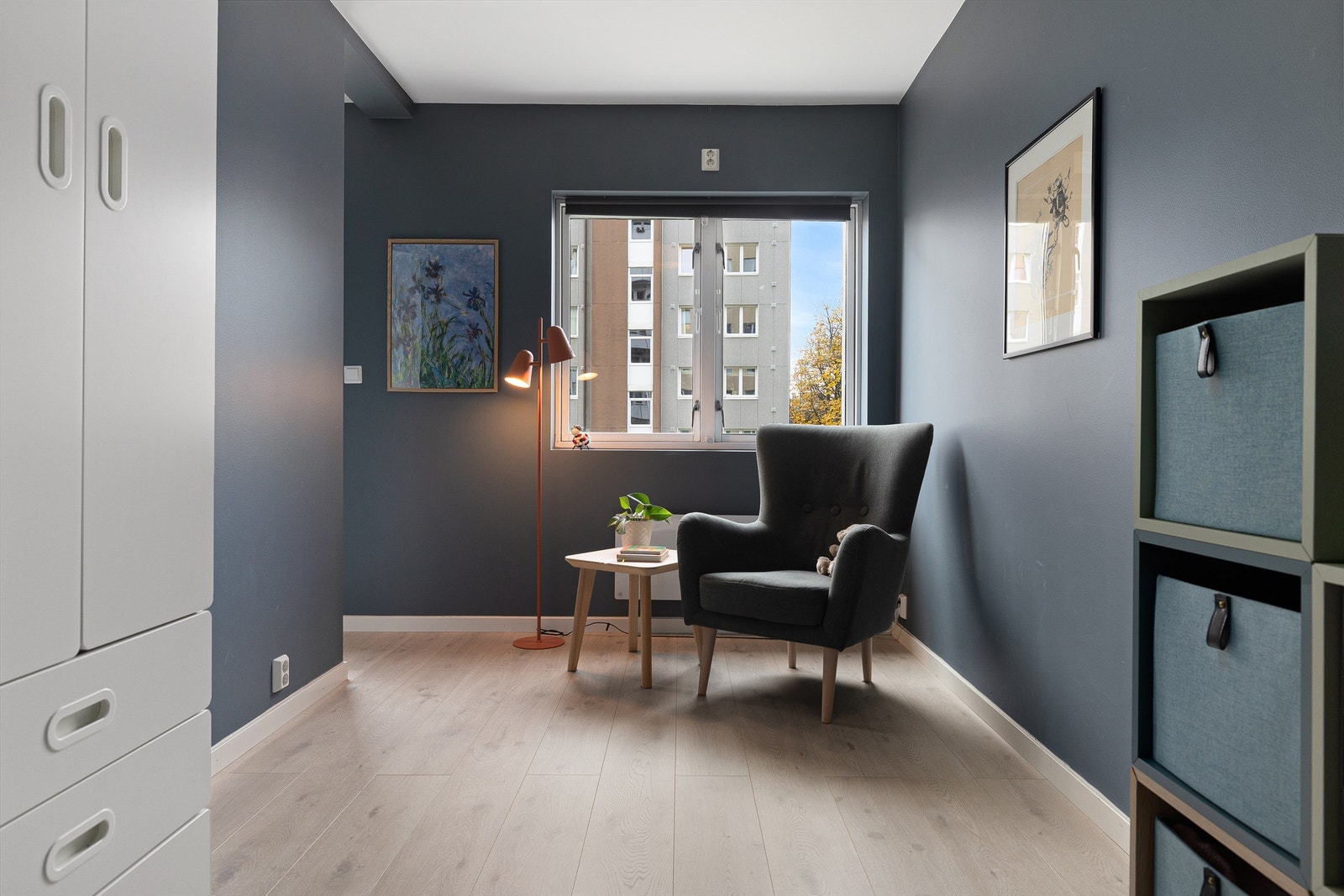 Rommet er malt i en behagelig og lun tone som står fint til det lyse laminatgulvet Galleribilde