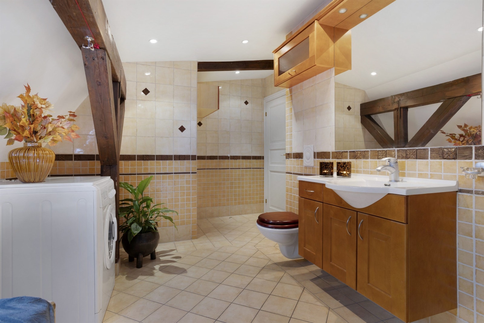 Pent flislagt bad med gulvvarme, downlights i himling og opplegg for vaskemaskin. Galleribilde