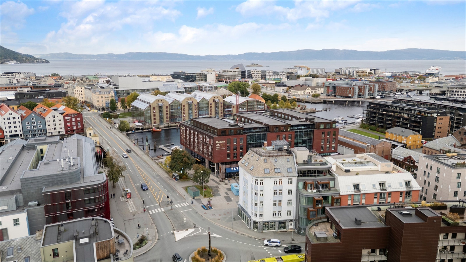 Fra leiligheten når du alle flere av Trondheims anerkjente studiesteder innen et kvarter på sykkel, takket være gode gang- og sykkelveier gjennom området. Nærmeste dagligvarebutikk er Bunnpris Bakklandet, kun ca. et minutts gange fra boligen. Galleribilde