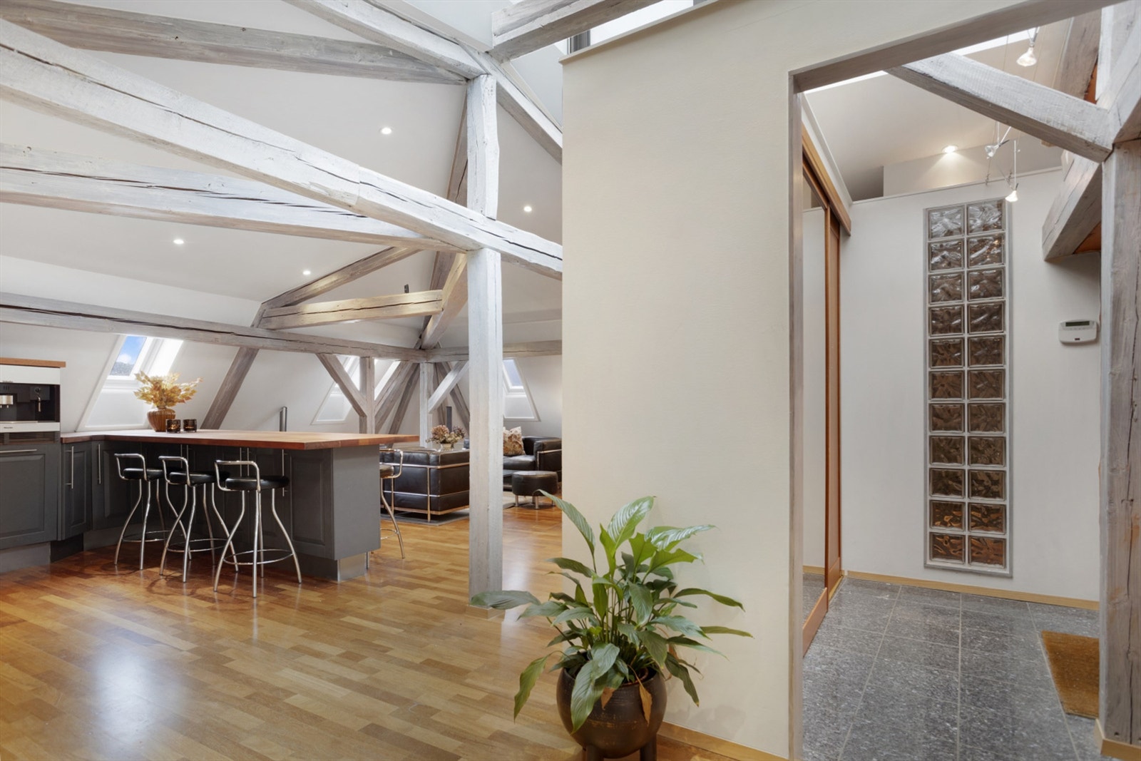 Velkommen inn! Leiligheten har praktisk adkomst direkte fra heis og to trappeganger. Heisen er fellesareal i følge seksjoneringstegninger. Galleribilde