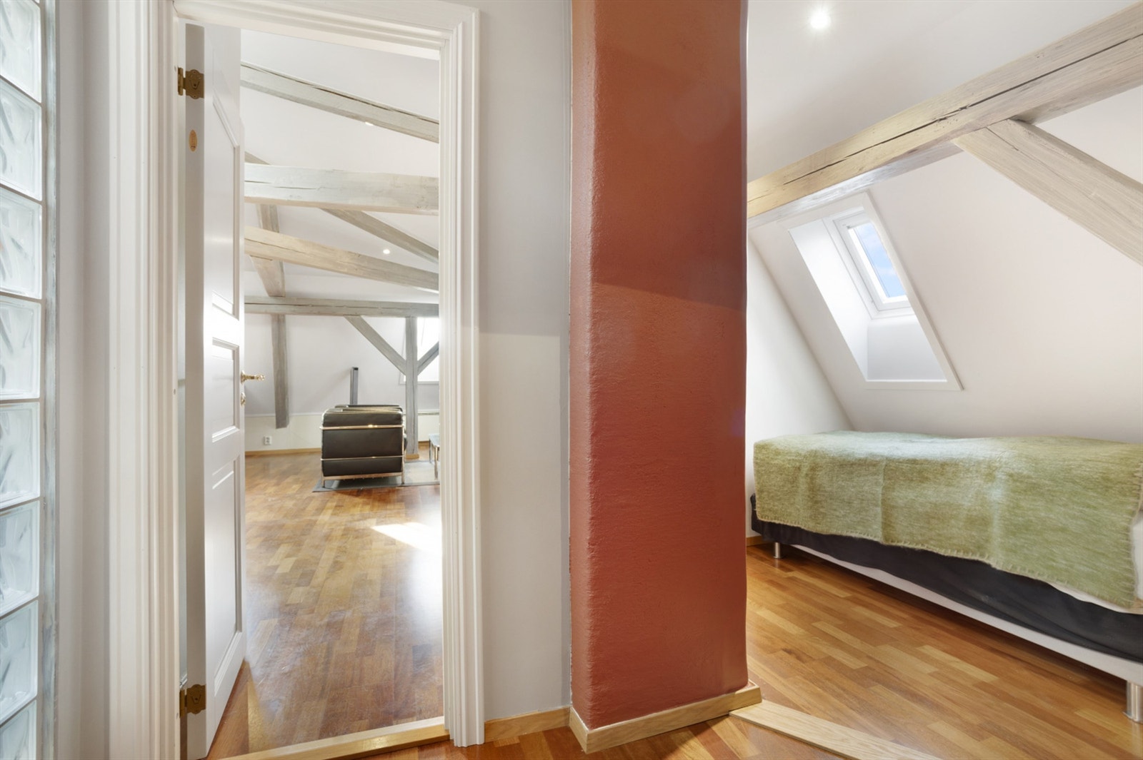 Et av to soverom på 6,5 kvm med god plass til seng og garderobe. Galleribilde