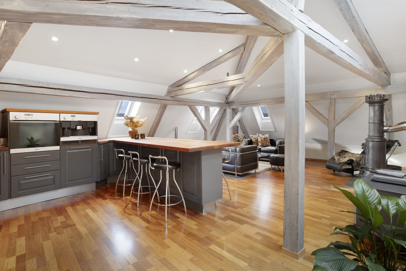 Bygården er gjenstand for betydelig rehabilitering i 2003, med blant annet utskifting av tekniske installasjoner som heis, vannledninger og strøm, nye vinduer og nytt dråpeskifertak. Galleribilde