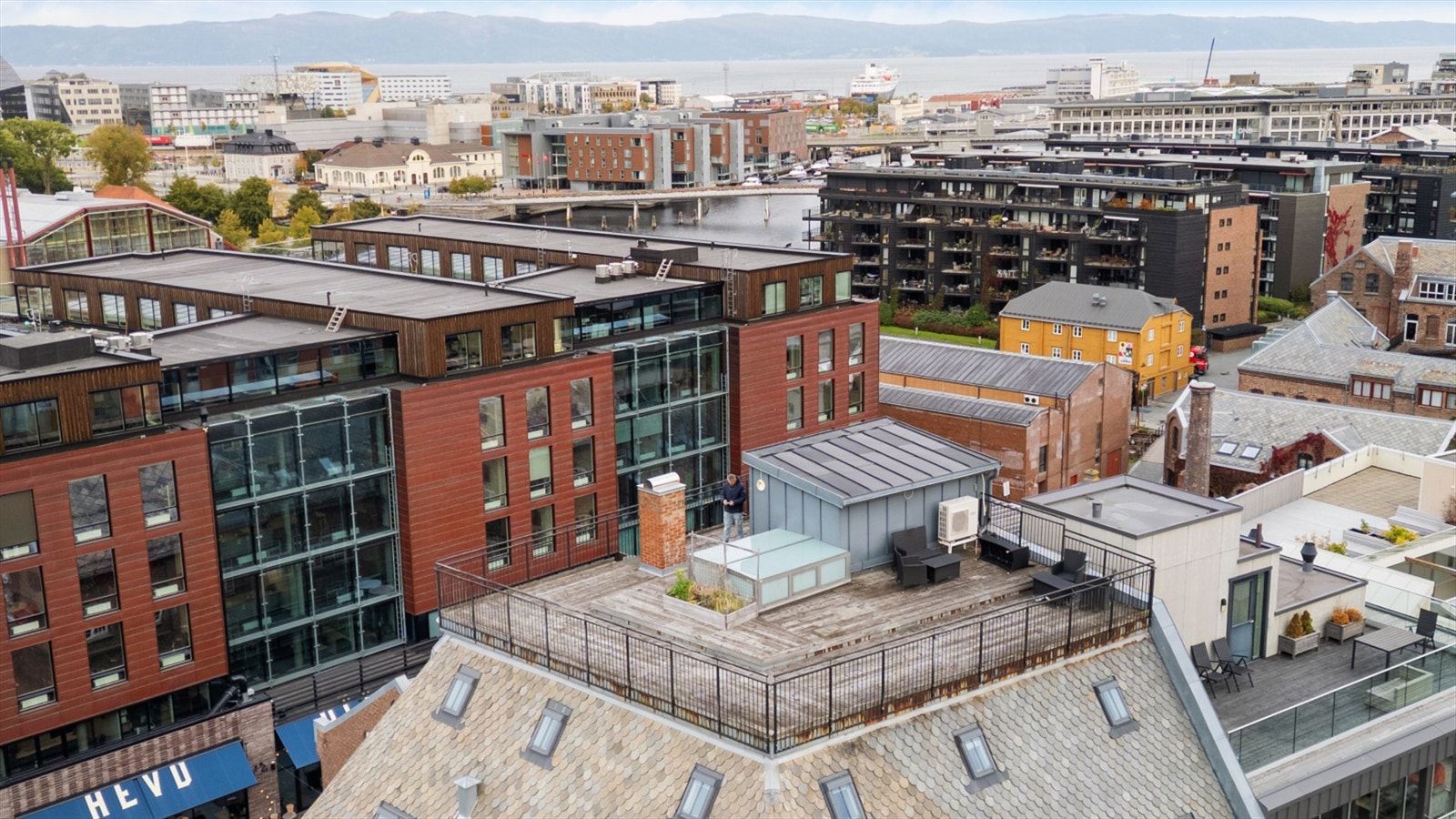 Eiendommen ligger i et populært og veletablert område på Solsiden, med sentral beliggenhet og kort vei til alt Trondheim sentrum har å by på. Her bor du med umiddelbar nærhet til både servicetilbud, parker, kollektivtransport og hyggelige turområder. Galleribilde