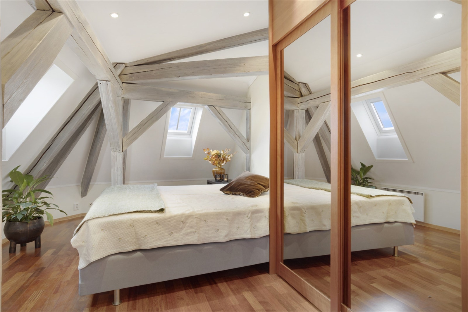 Soverom 2 er på 15 kvm og har god plass til dobbeltseng av ønsket størrelse, nattbord og garderobeskap. Galleribilde