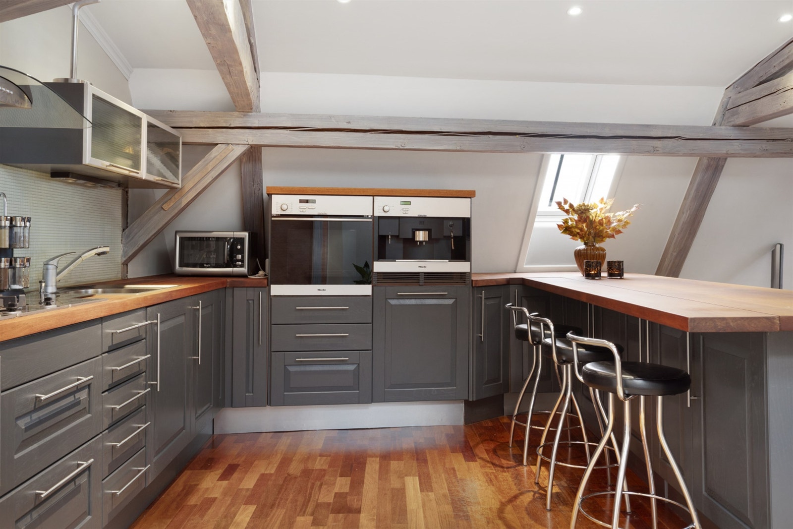 Kjøkkenet er innredet med integrert komfyr, kaffemaskin, oppvaskmaskin og koketopp. Frittstående kjøleskap medfølger ikke leiligheten. Galleribilde