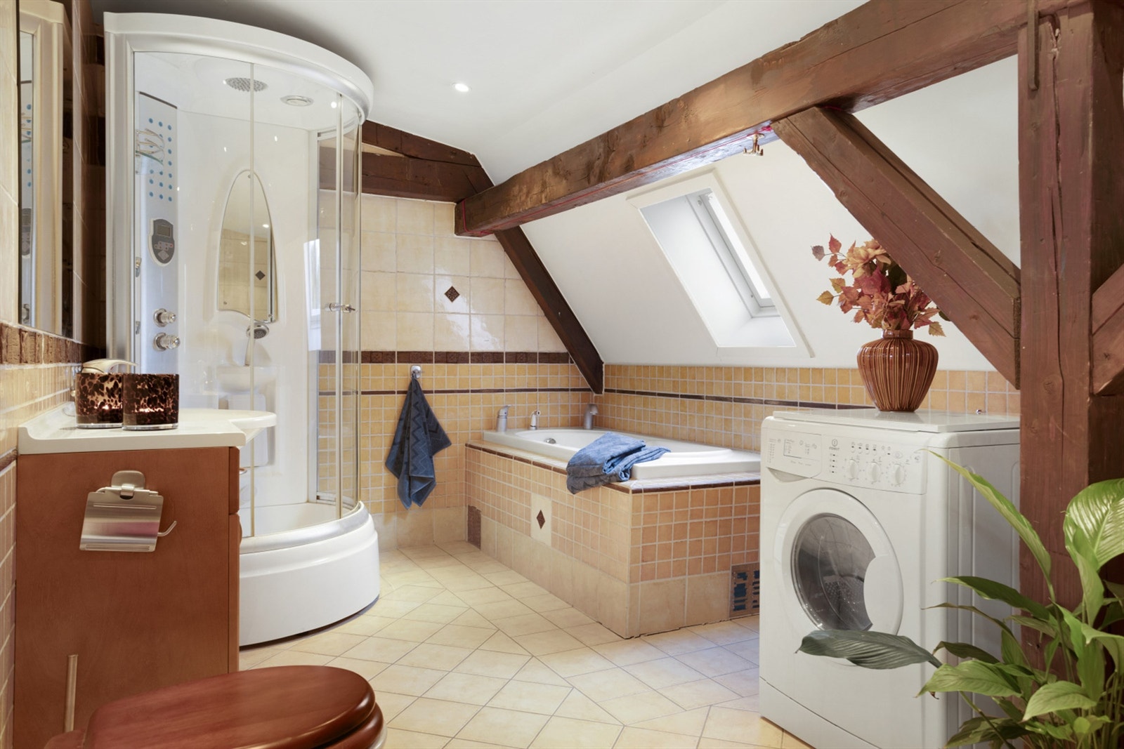 Videre er badet innredet med servantskap med overskap og speil med lys, steamdusj, badekar og vegghengt toalett. Galleribilde