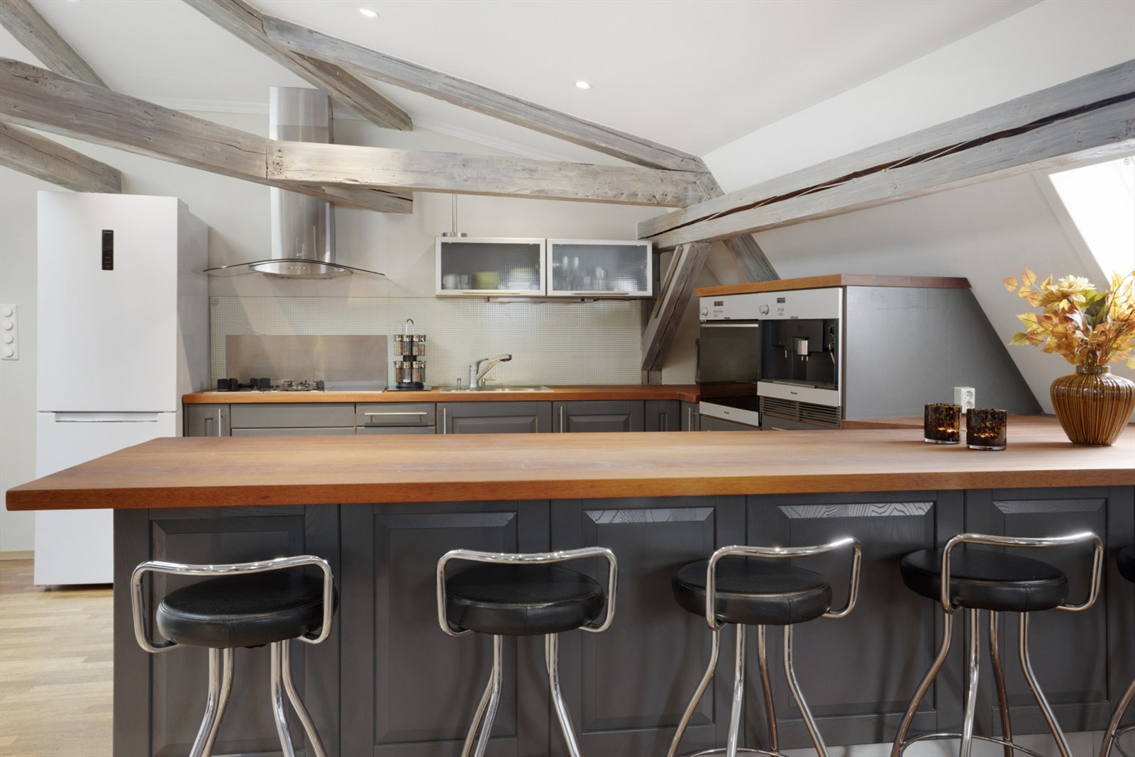 Det er etablert en praktisk kjøkkenøy med god plass til å samle familie og venner til hyggelige sammenkomster. Galleribilde