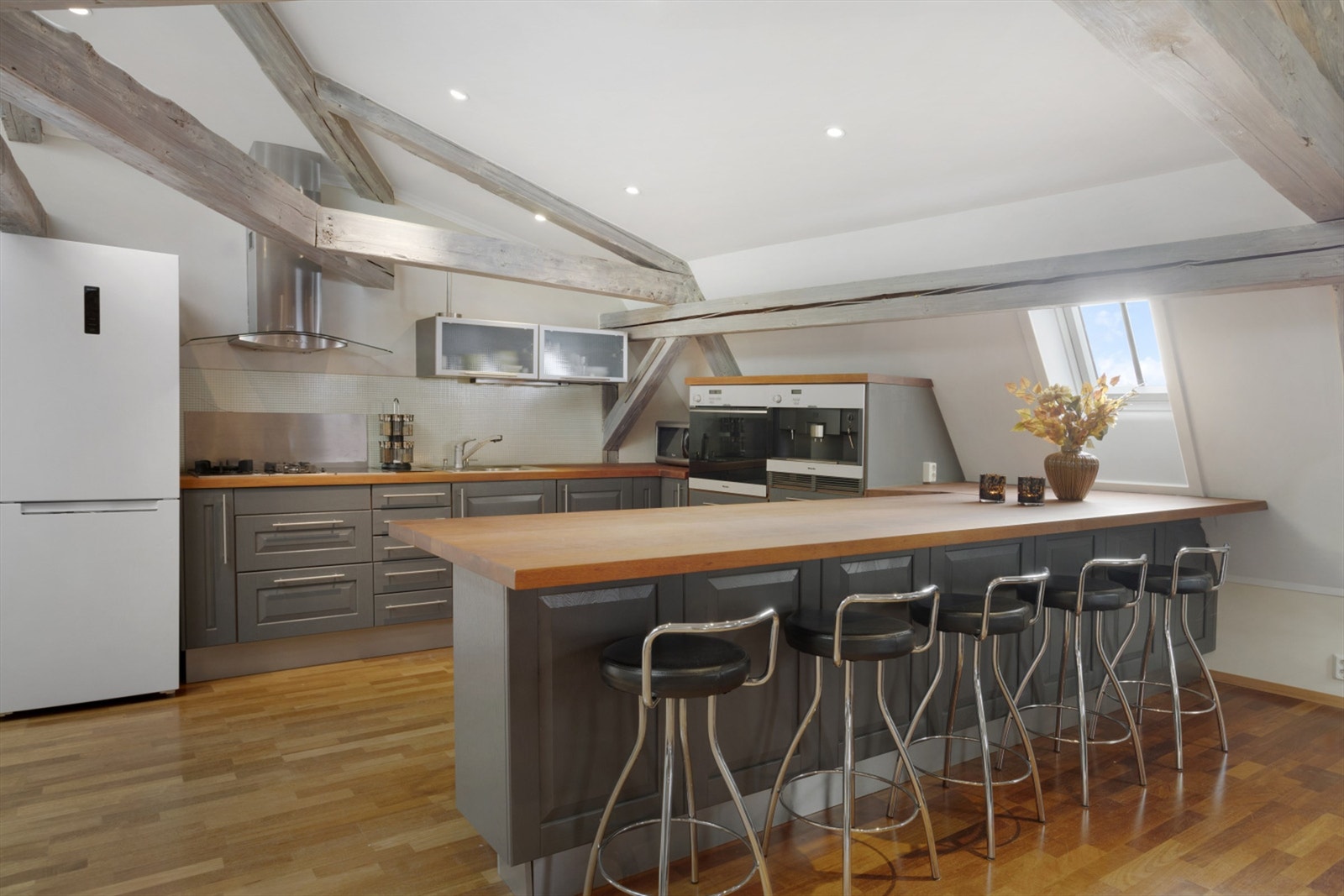 Moderne, tilbaketrukket kjøkken med nydelig kjøkkeninnredning fra Invita. Galleribilde