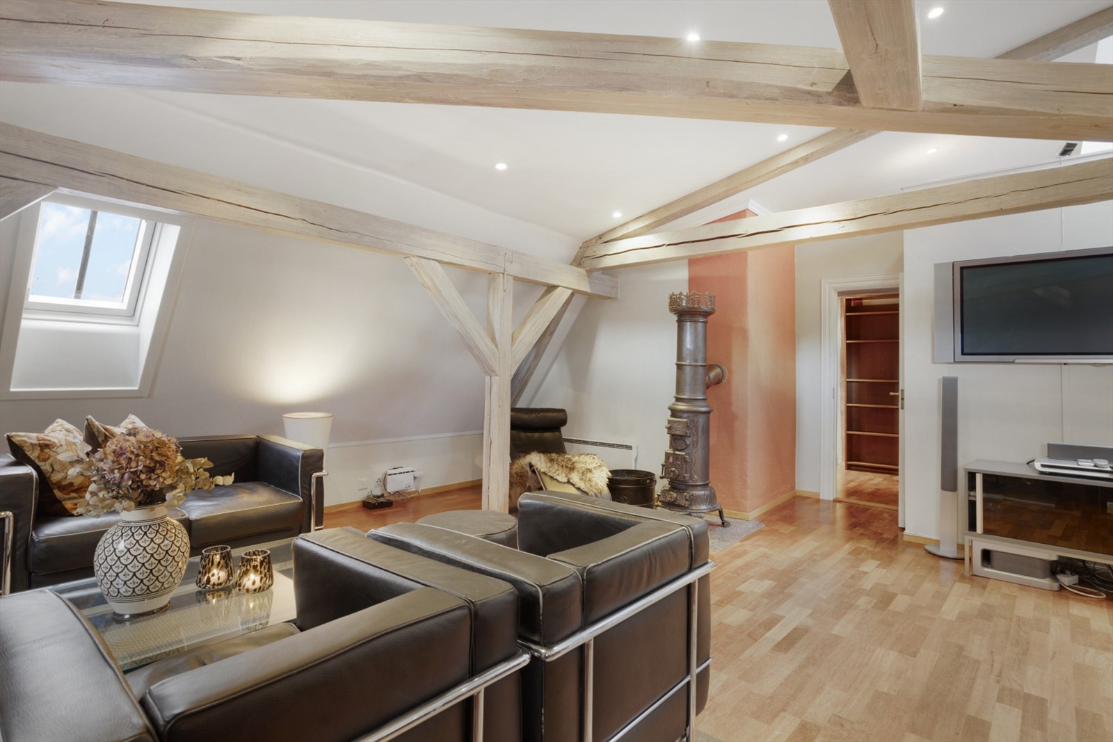 Leiligheten er gjennomgående lys og luftig med utstrakte vindusflater som siker rikelig med naturlig dagslys. Galleribilde