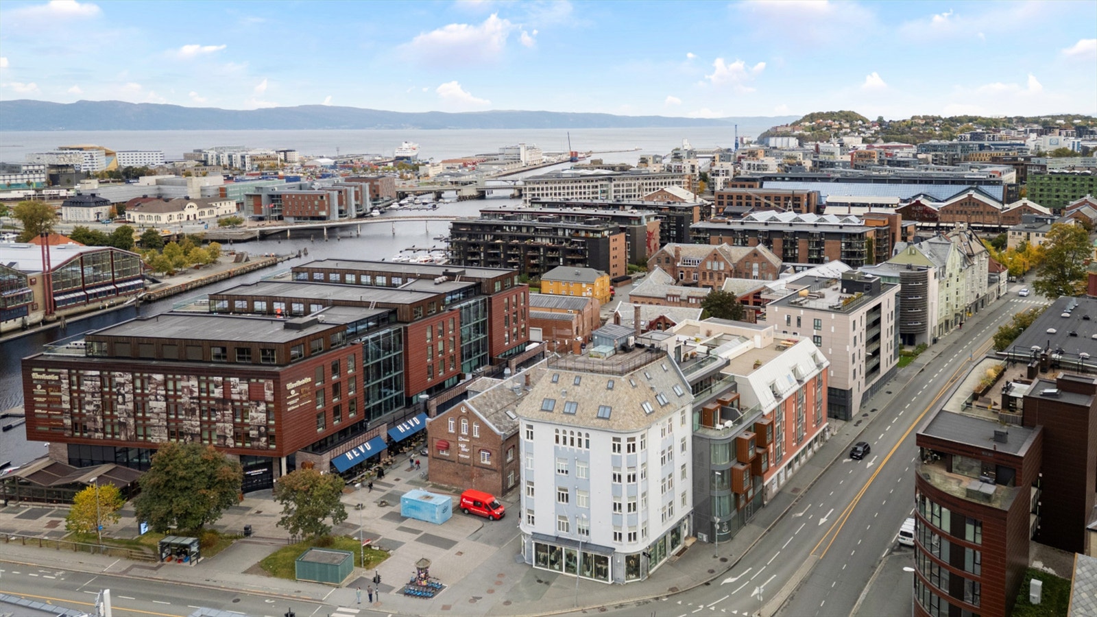 Solsiden kjøpesenter nås på omtrent 6 minutters gange, og byr på et stort utvalg av butikker, spisesteder, vinmonopol, treningssenter, frisør og velværetilbud. Området rundt Solsiden er kjent for sitt yrende folkeliv. Galleribilde