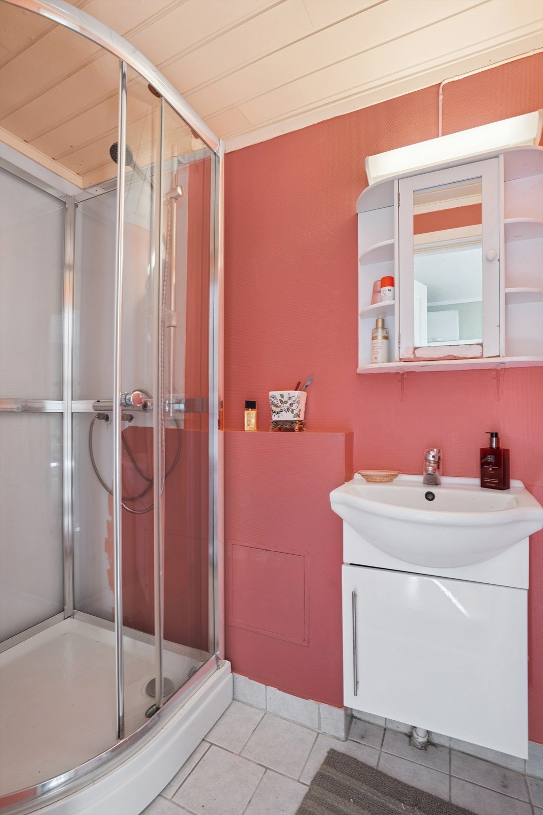 Boligen har ett baderom og en wc i hver etasje Galleribilde