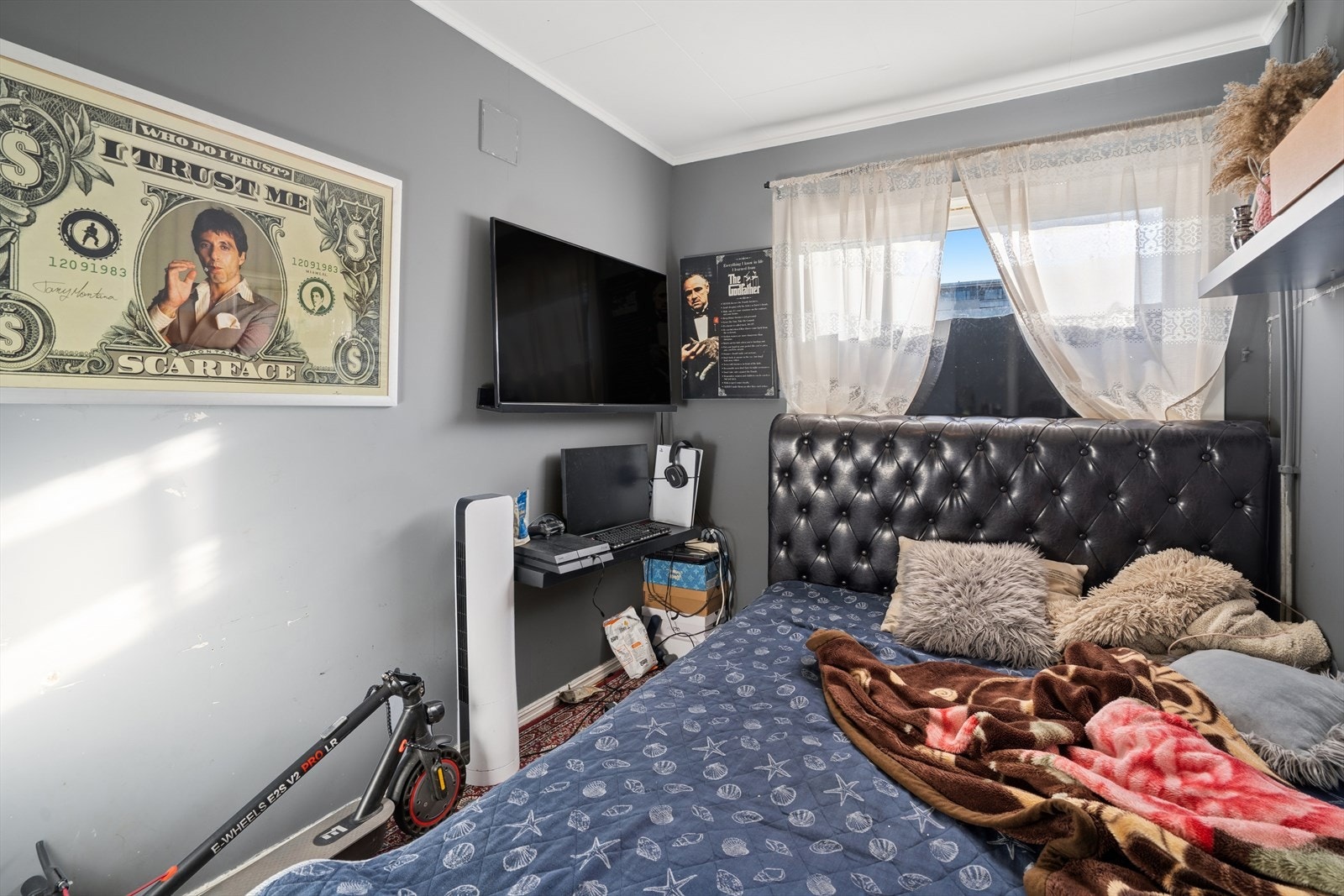 Boligen har 4 soverom, 2 i hver etasje Galleribilde