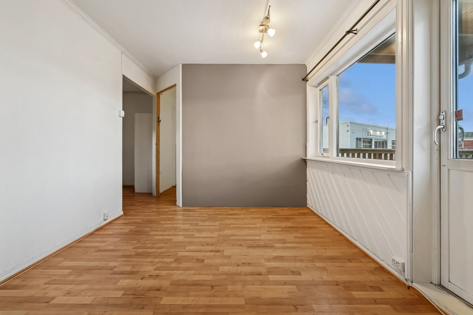 Innenfor stuen finner du kjøkken og sovealkove Galleribilde