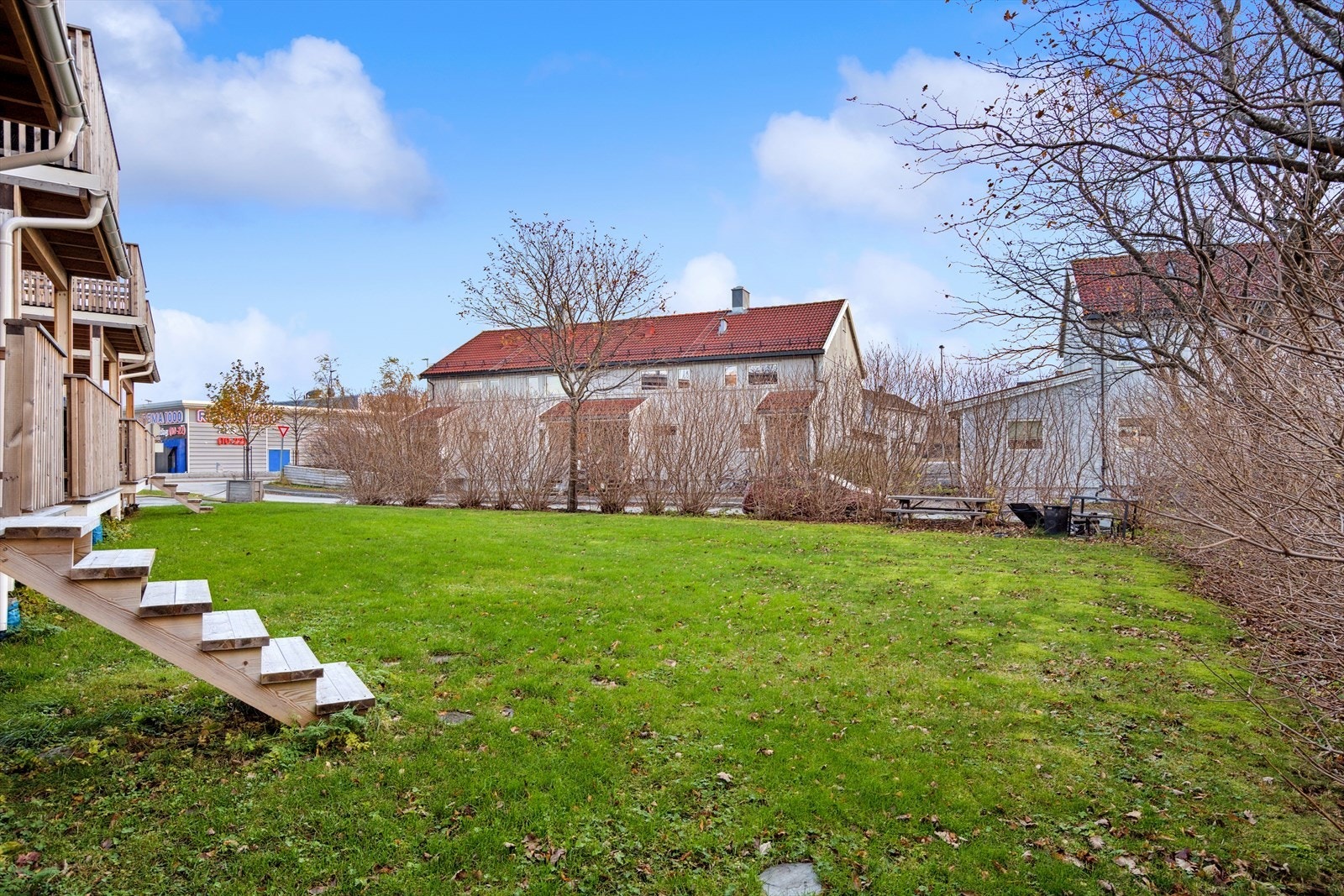 Flott felles uteområde med gressplen og benker Galleribilde