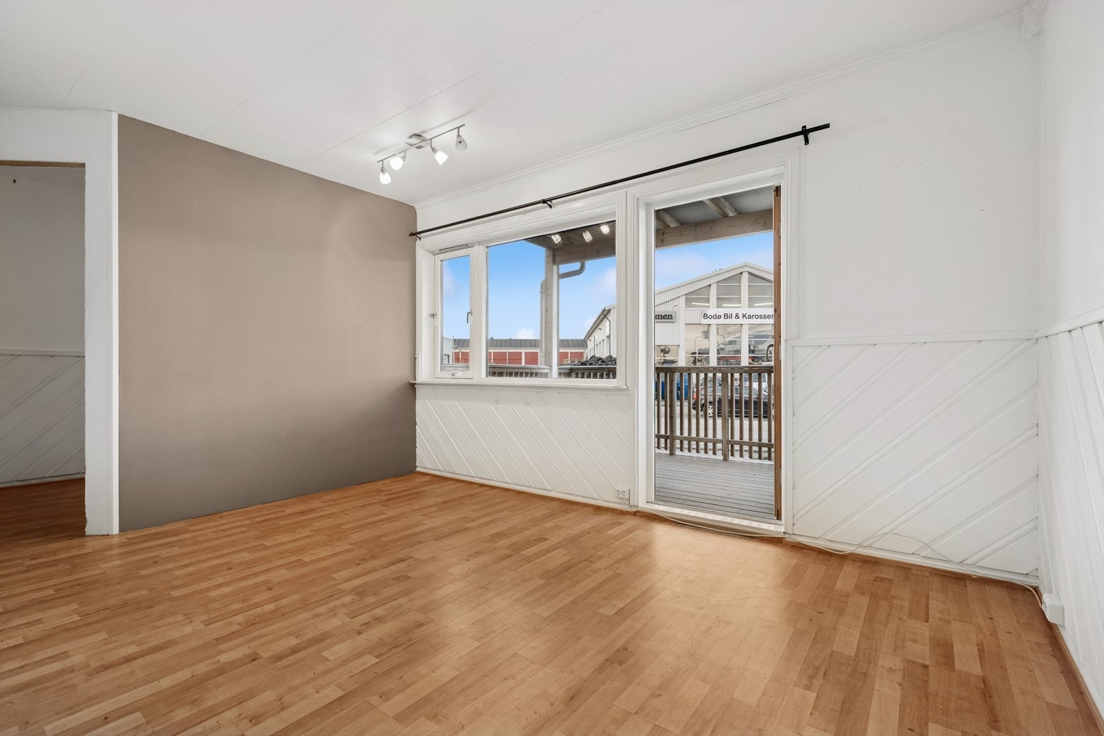 Stuen er praktisk utformet med god plass til sofa Galleribilde